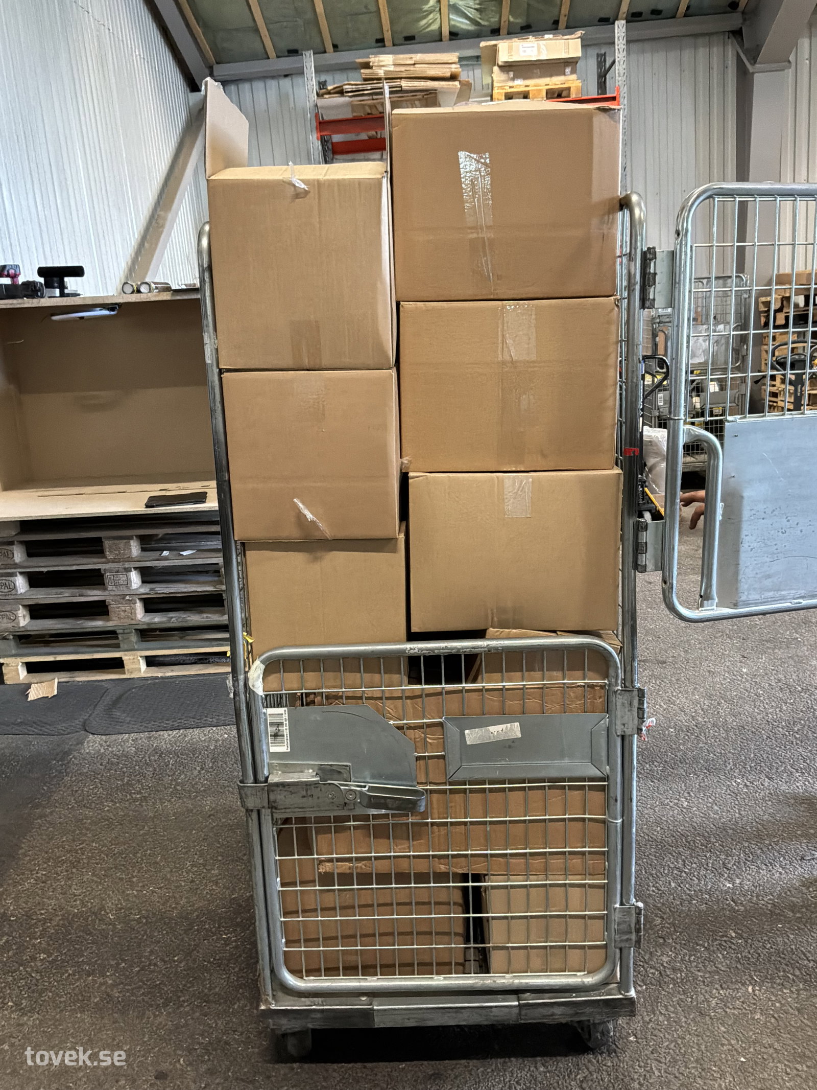 Osorterat från logistikföretag, bur ingår EJ på auktion i Ätran hos Toveks Auktioner