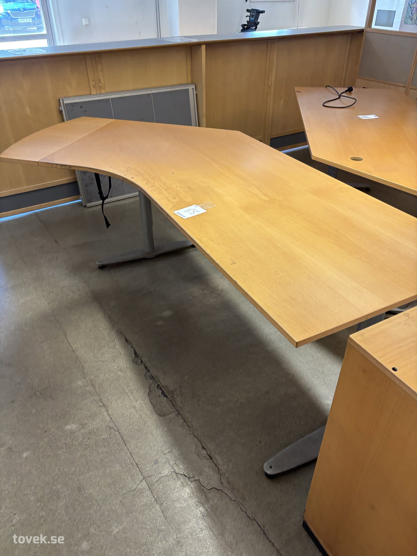 Skrivbord samt hyllsystem enligt bilder 