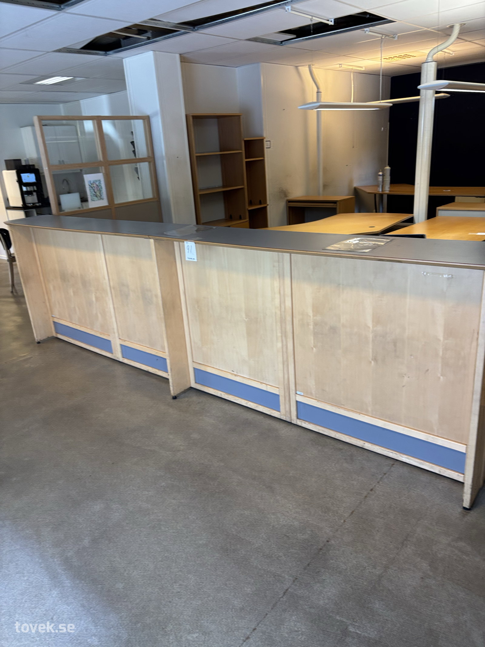 Receptionsdisk 390x40 cm, höjd 110 cm, samt 2 st skärmväggar 