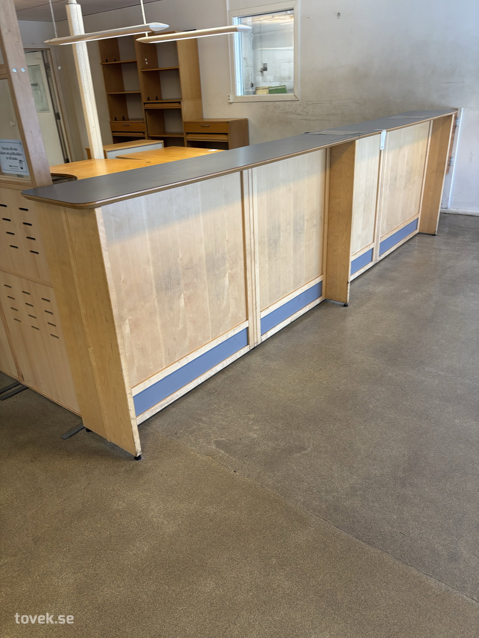 Receptionsdisk 390x40 cm, höjd 110 cm, samt 2 st skärmväggar 