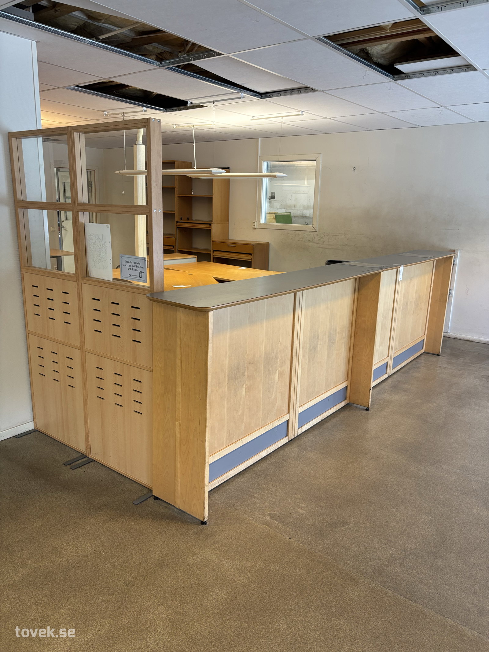 Receptionsdisk 390x40 cm, höjd 110 cm, samt 2 st skärmväggar 