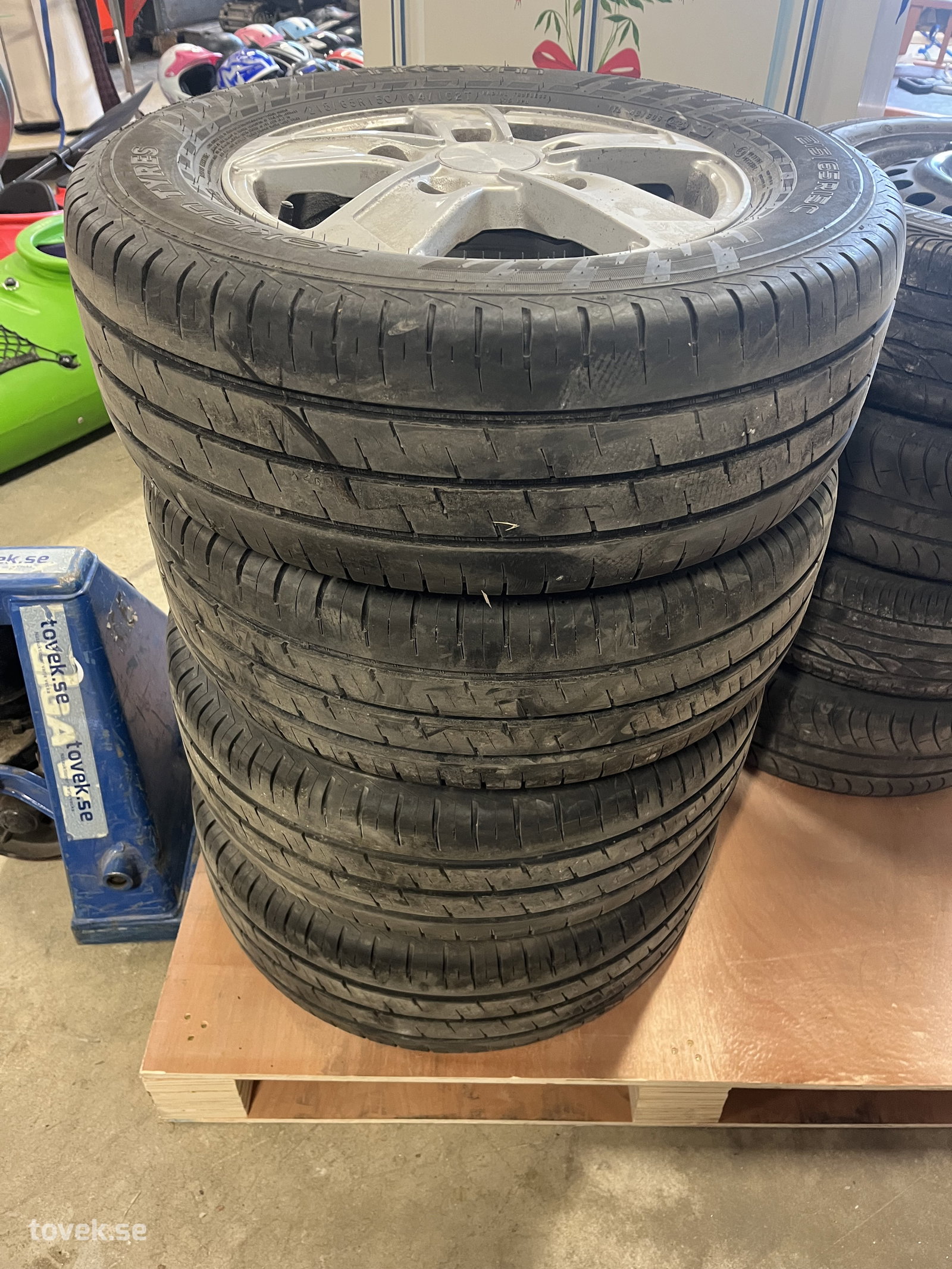 4 st Nokian Hakka Van 215/65 R15C på alufälgar (5-bult)