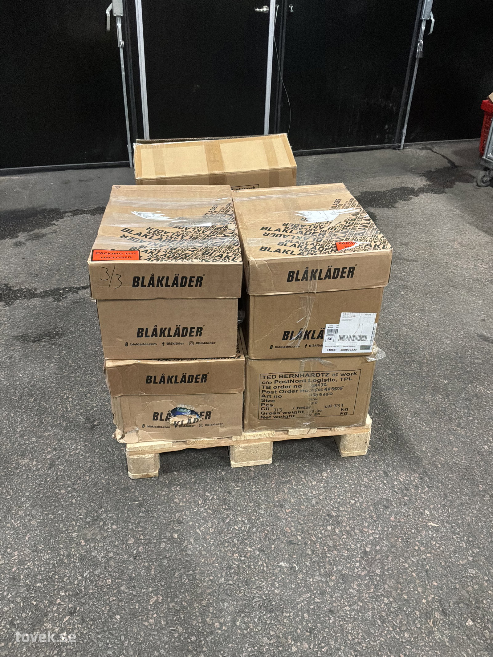 FYND, osorterat från logistikföretag på auktion i Ätran hos Toveks Auktioner
