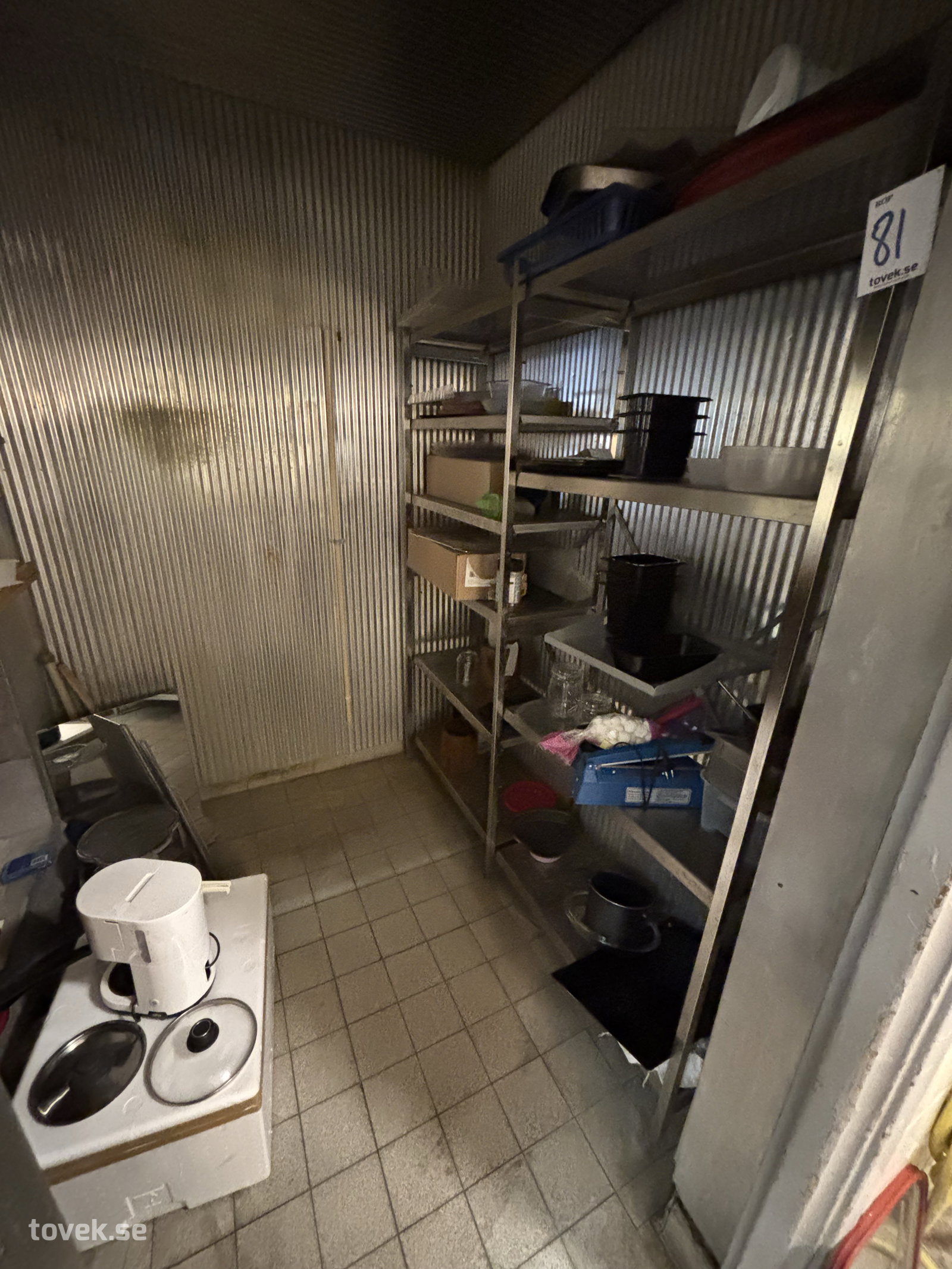 Rostfri hylla inkl innehåll 