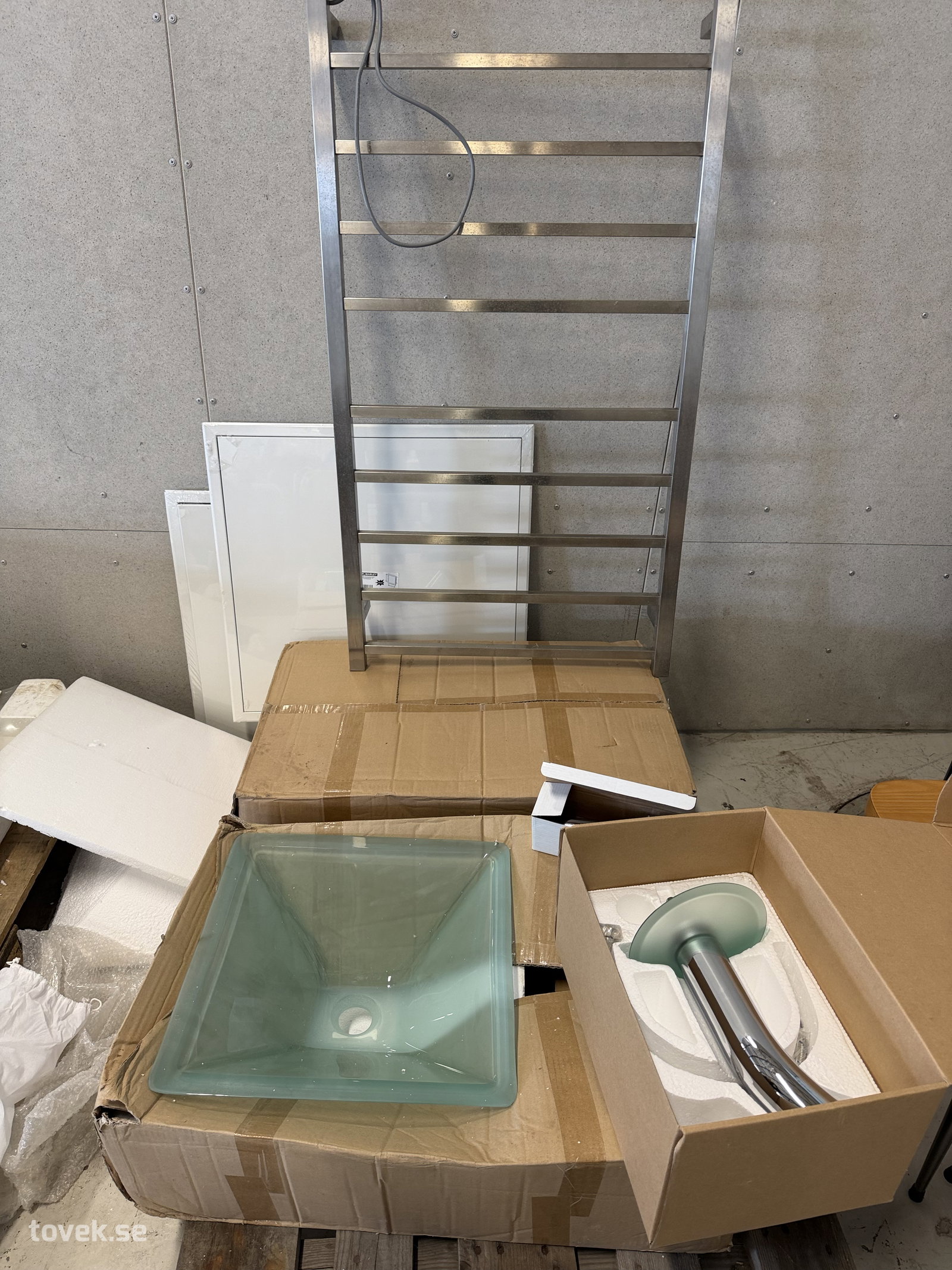 Glasvaskar 42x42 2st. Handdukstork, inspektionsluckor