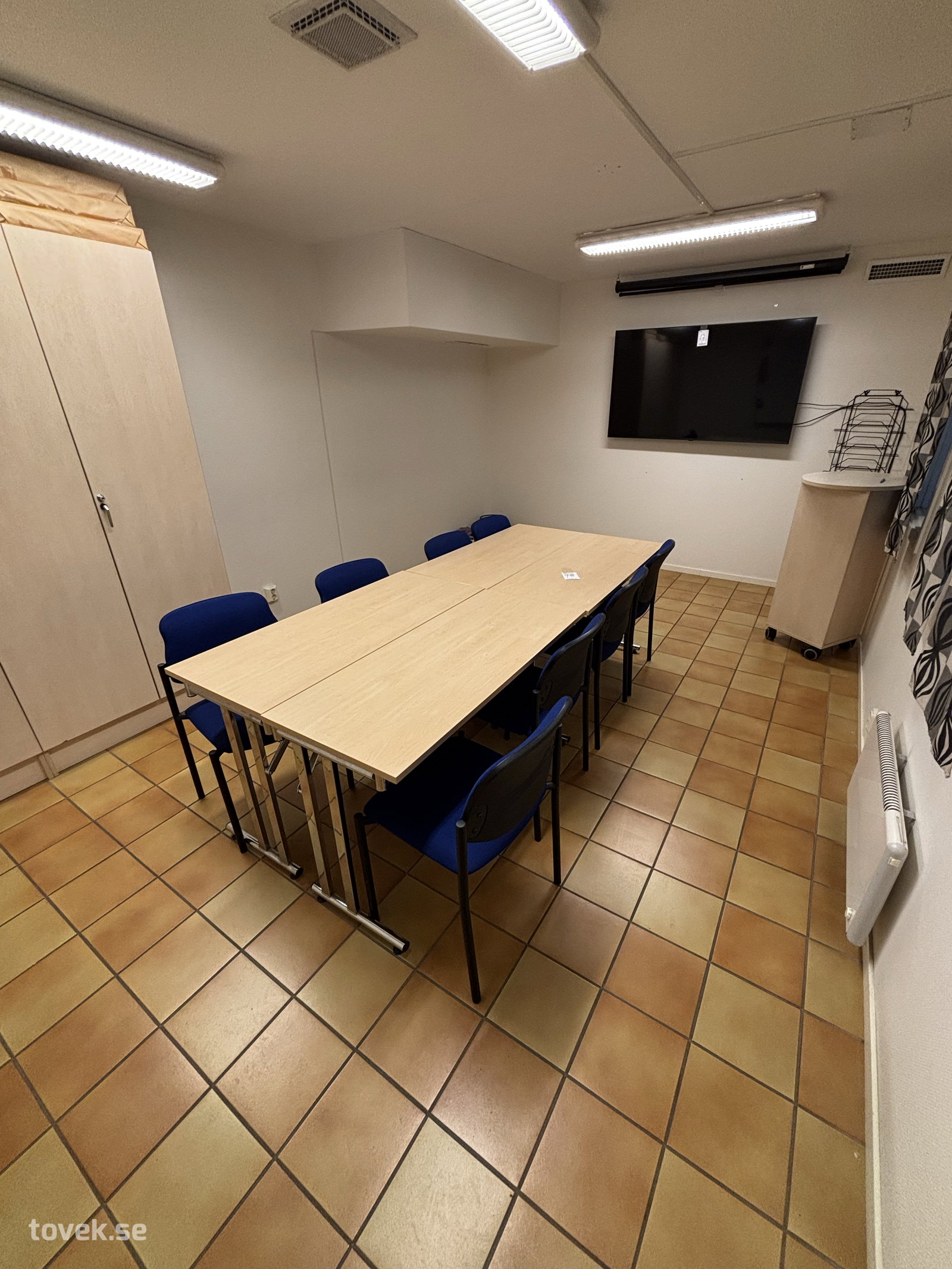 Konferensmöbler komplett med podie och 2 st skåp 