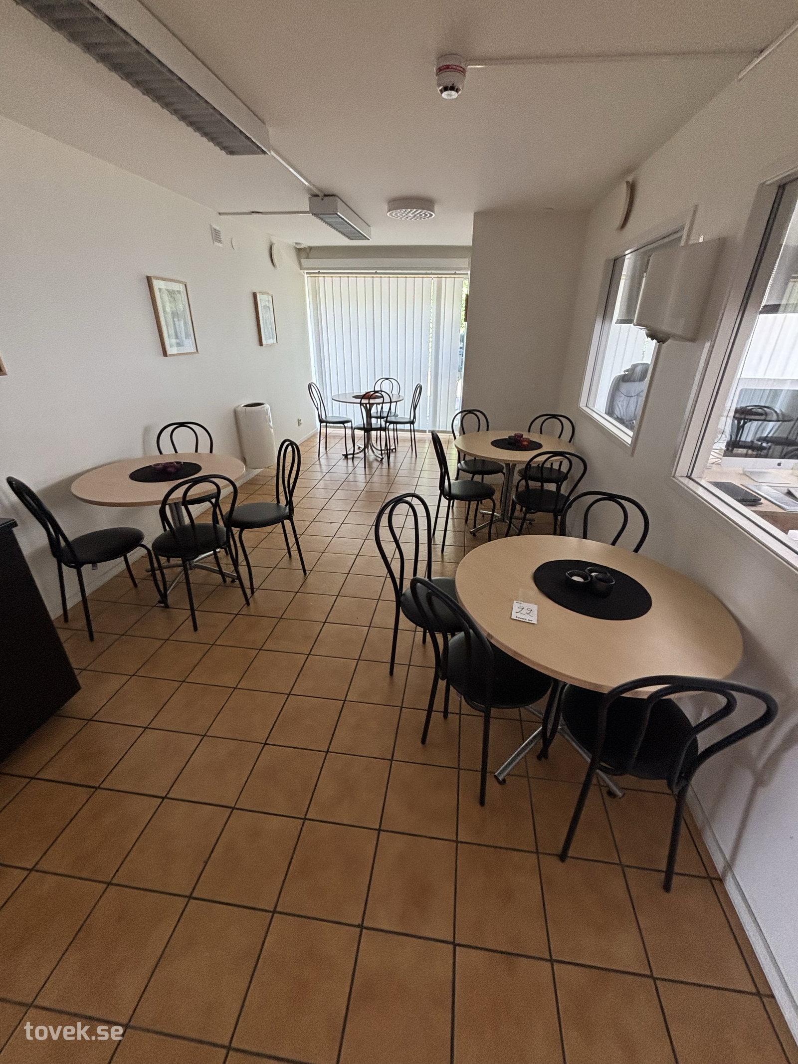 Cafémöbler 4 st bord och 16 st stolar 