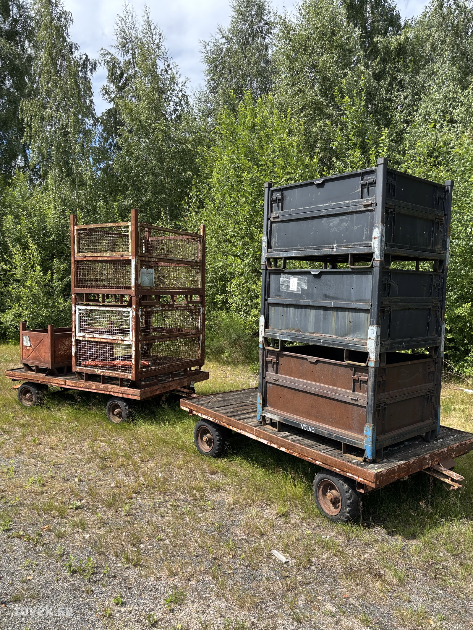 2st flakvagnar med helgummi hjul med 7 st plåtpallar 