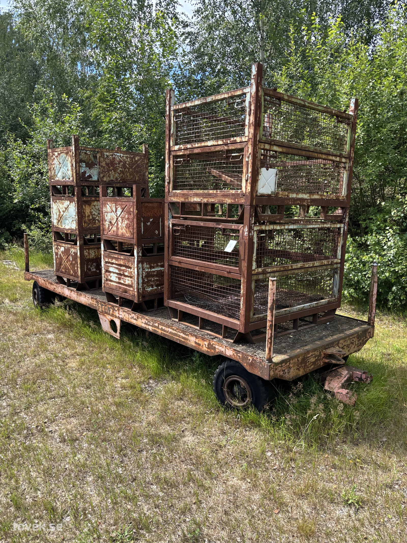 Flakvagn med helgummi hjul med 7 st plåtpallar 