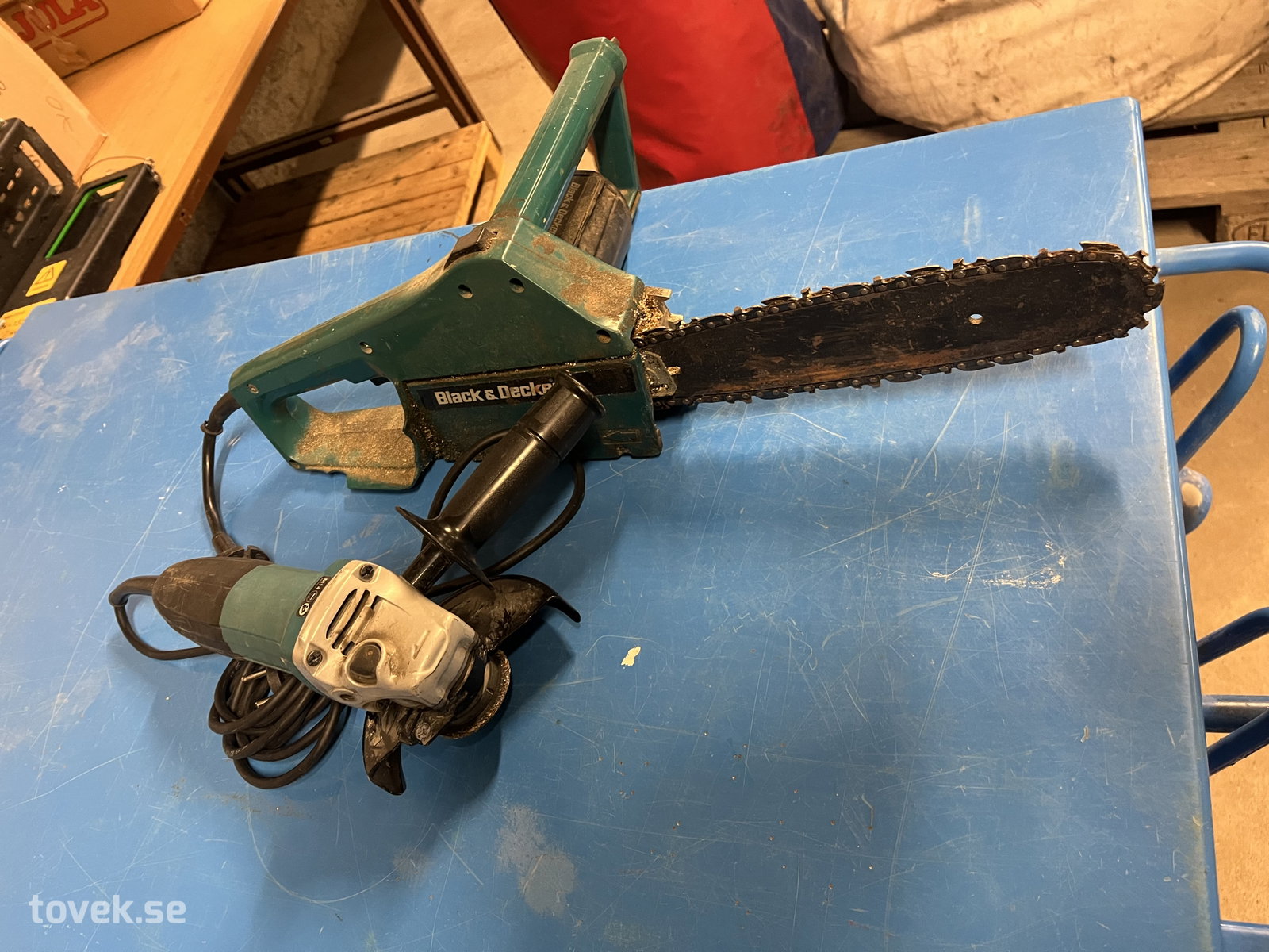 Eldriven Black & Decker elektrisk kedjesåg och Makita GA5030R vinkelslip