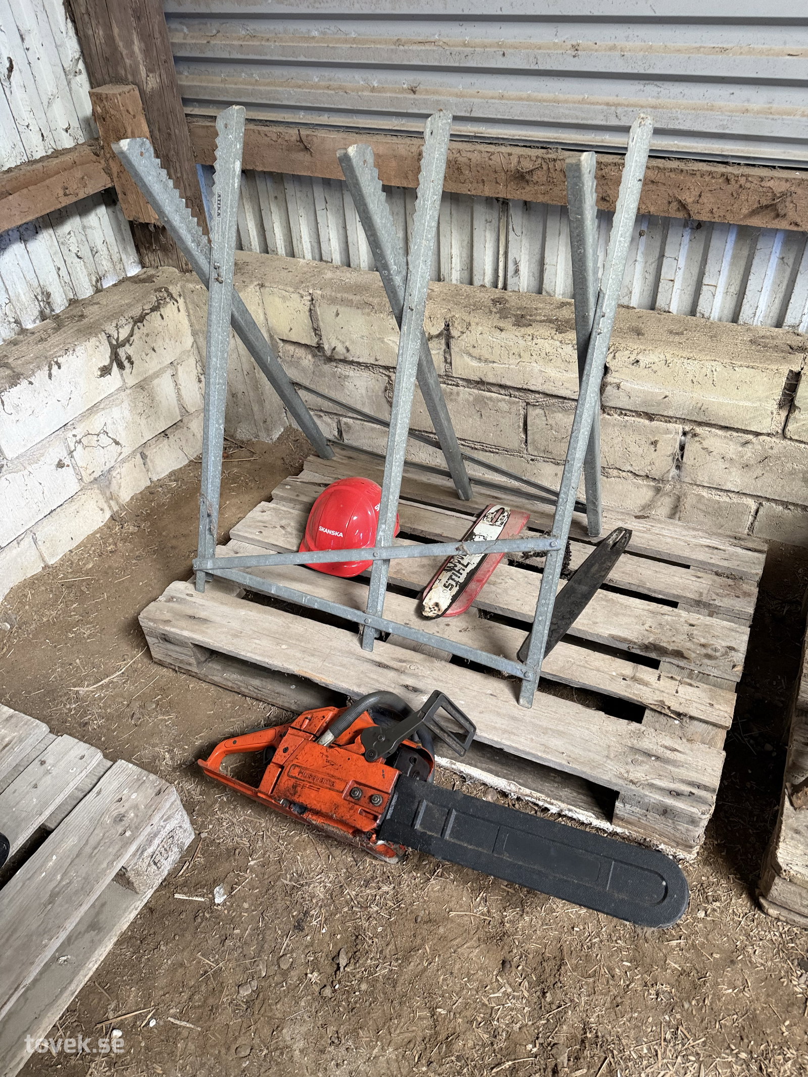 Motorsåg Husqvarna 254/254G hjälm, sågbock mm
