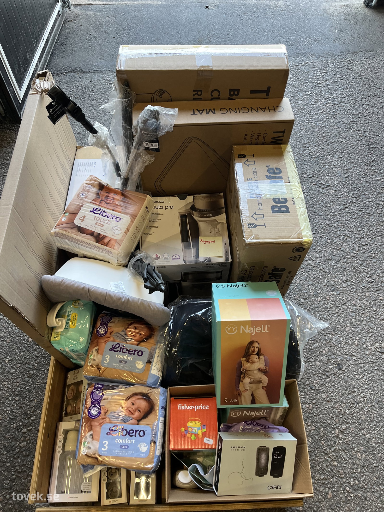 Diverse baby-produkter, bärsele, blöjor m.m. på auktion i Ätran hos Toveks Auktioner