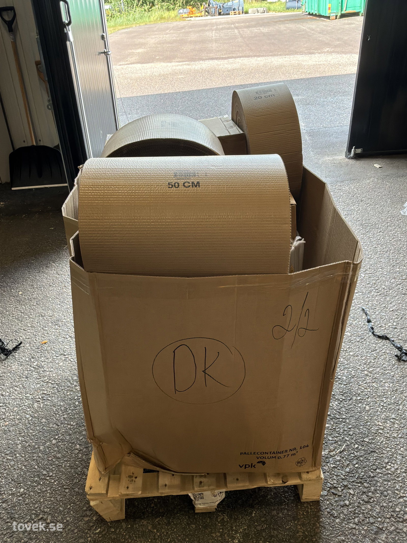 Presentpapper, packmaterial, krukor vissa skadade (se bilder) på auktion i Ätran hos Toveks Auktioner