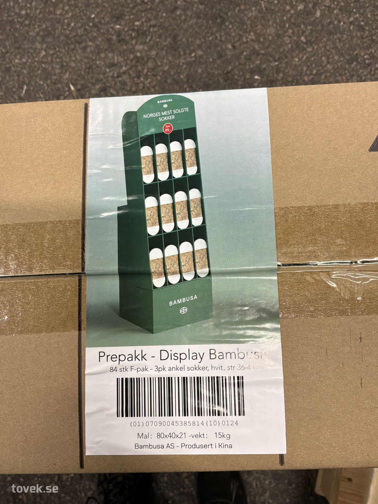 Display inklusive ankel sockar, 84 förpackningar, stl.36-44 på auktion i Ätran hos Toveks Auktioner