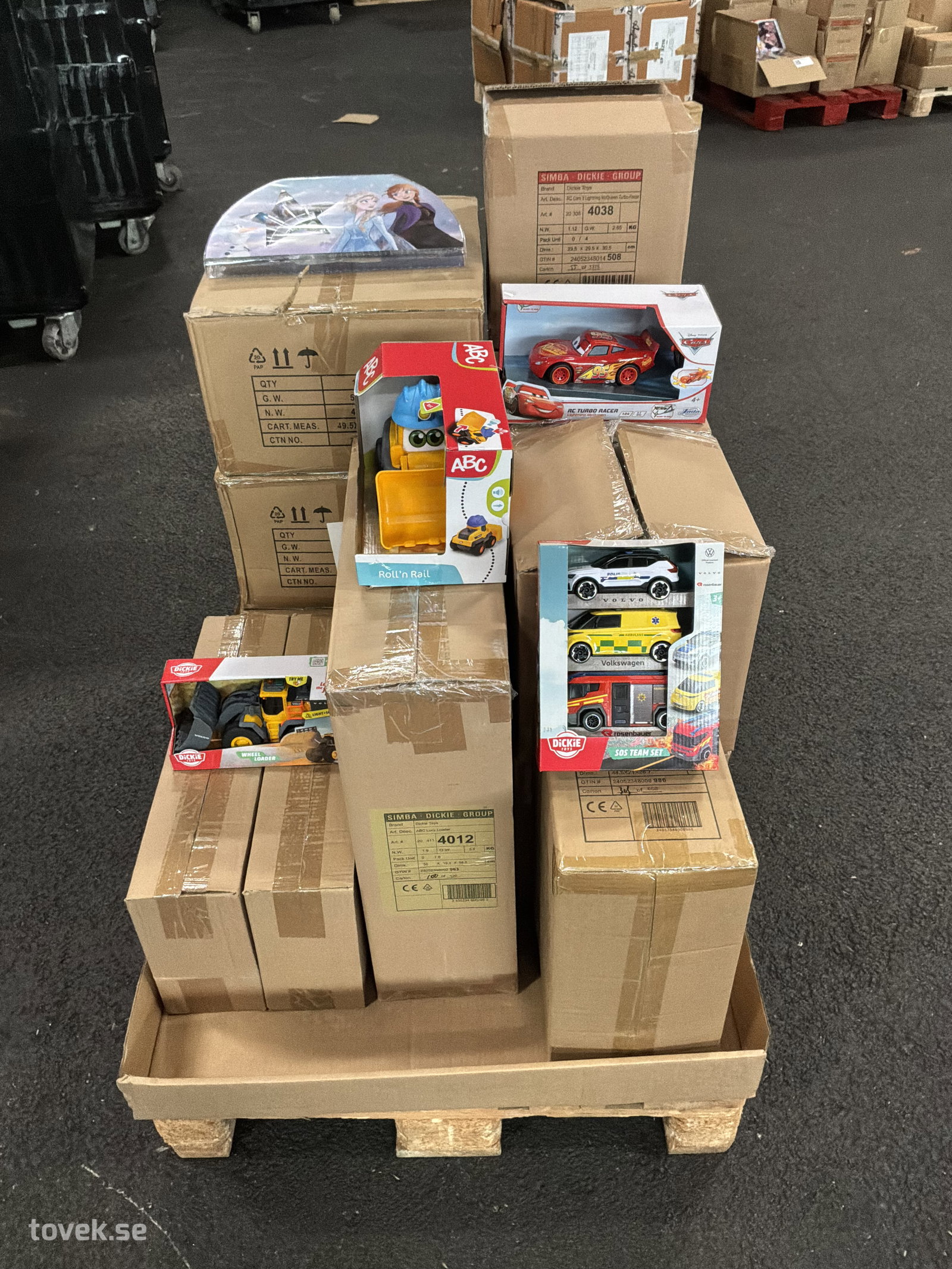 Leksaker, pennor, radiostyrd bil, m.m. Simba Toys på auktion i Ätran hos Toveks Auktioner