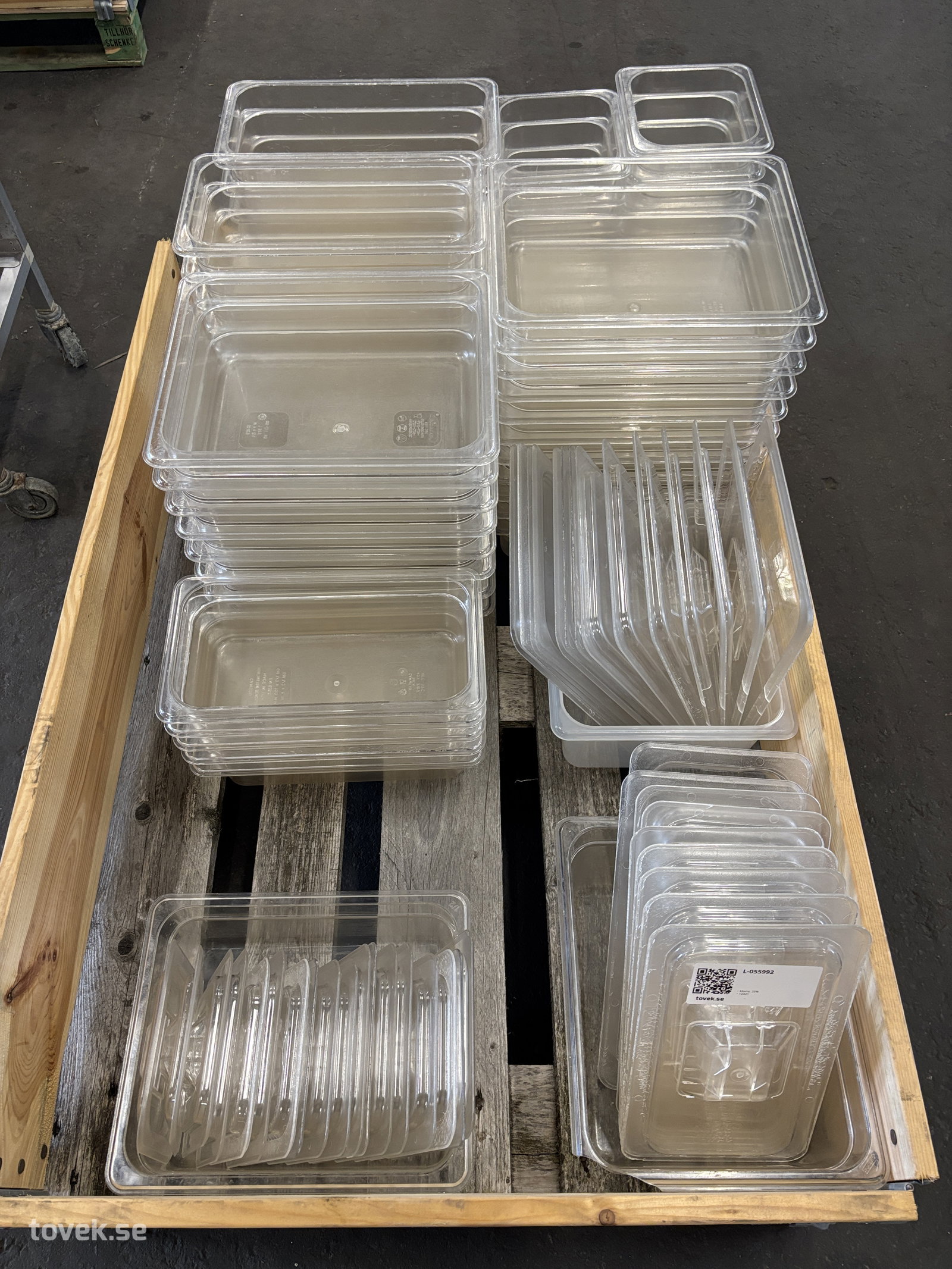 Plastkantiner & lock på auktion i Ätran hos Toveks Auktioner