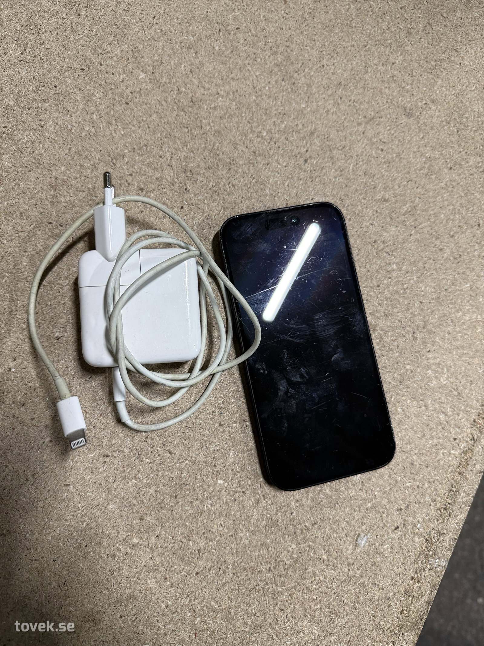 iPhone 14 Pro, begagnad med laddare på auktion i Ätran hos Toveks Auktioner