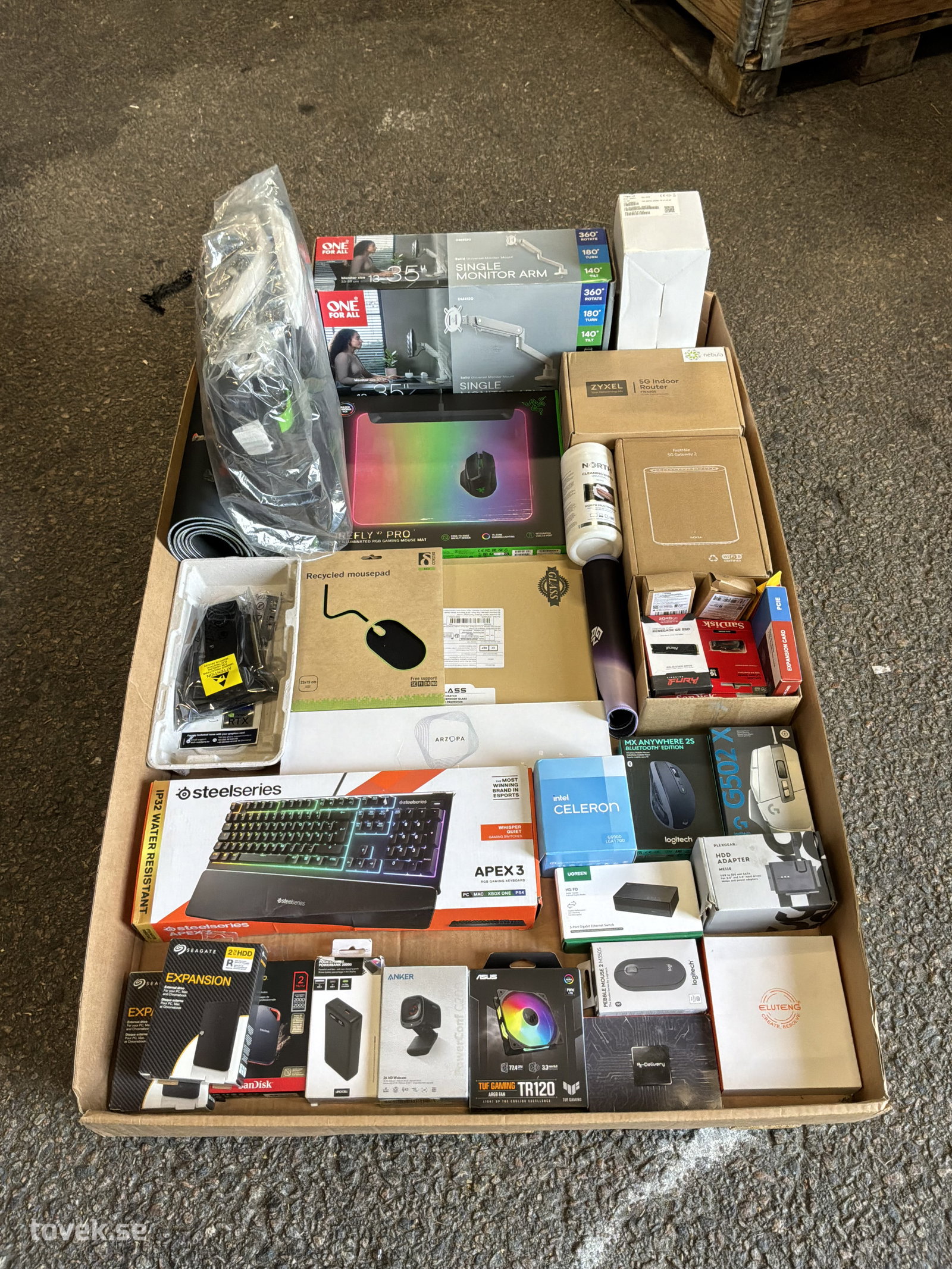 Datortillbehör, router, monitor arm, webbkamera, m.m på auktion i Ätran hos Toveks Auktioner