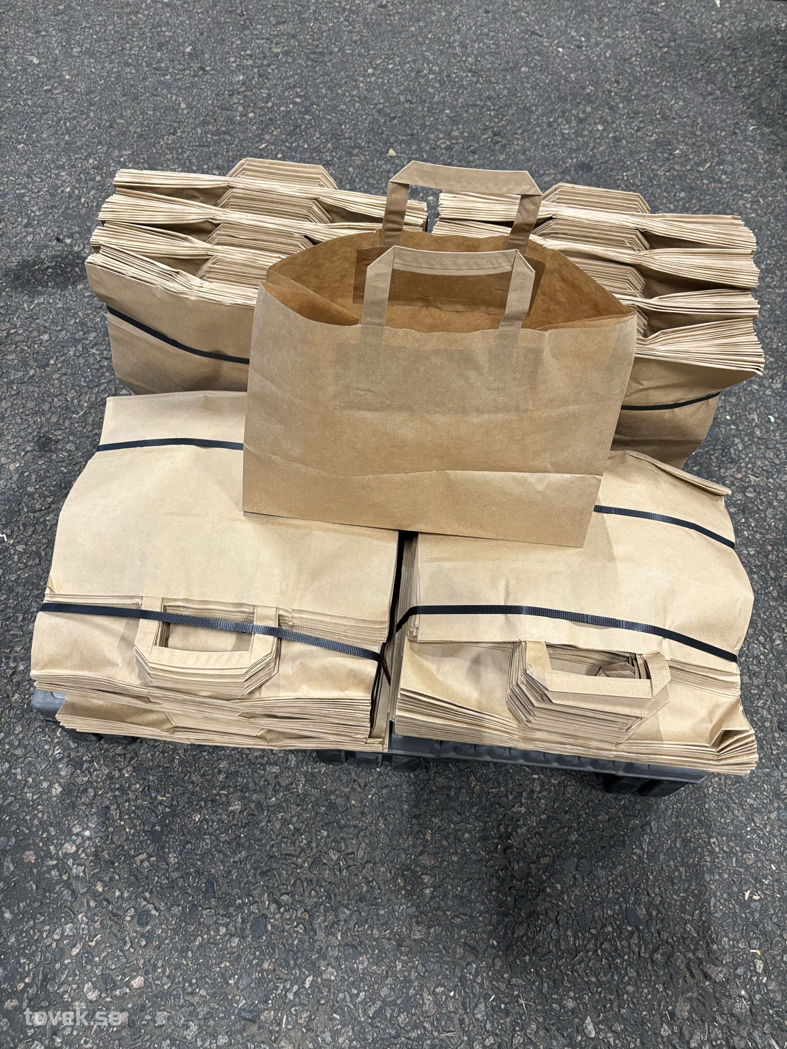 Papperspåsar ca 35x25x16,5 cm på auktion i Ätran hos Toveks Auktioner