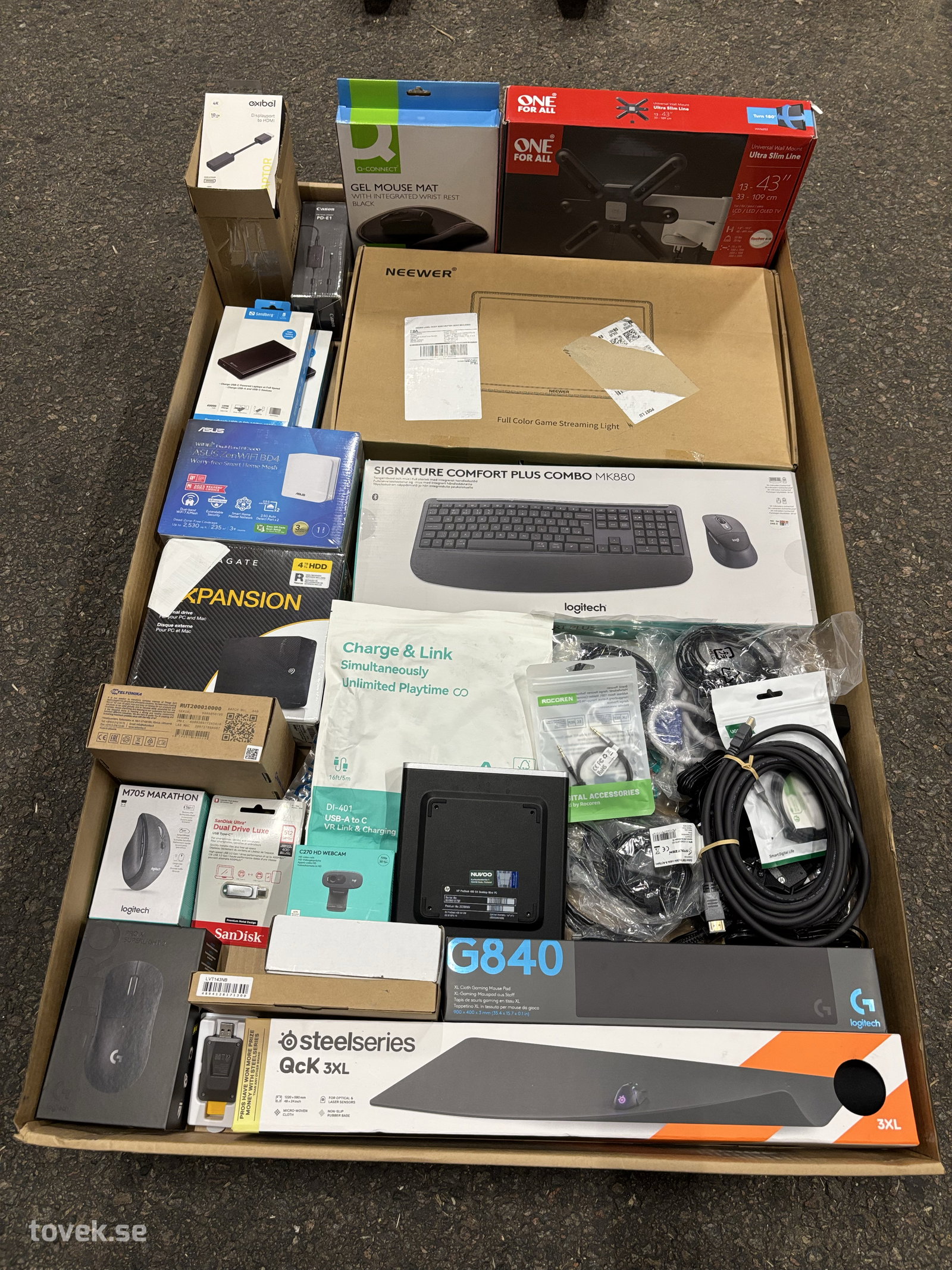 Datatillbehör, tangentbord, webbkamera, mus, router, hårddisk, sladdar m.m på auktion i Ätran hos Toveks Auktioner
