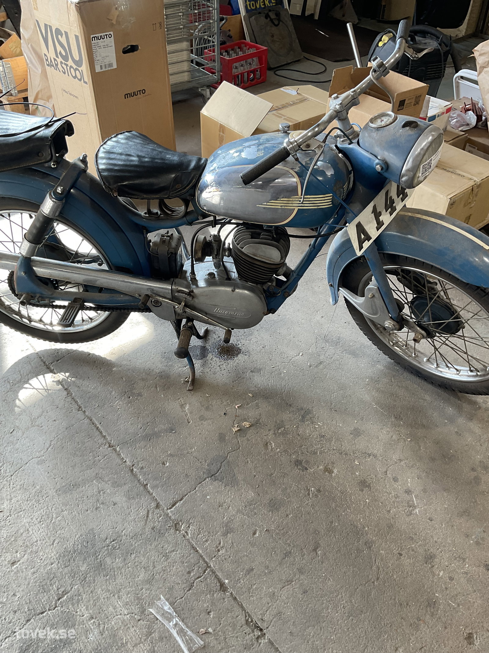 Motorcykel "veteran" Husqvarna 281 (Drömbåge), 1953 på auktion i Tuna Hästberg, Idkerberget hos Toveks Auktioner