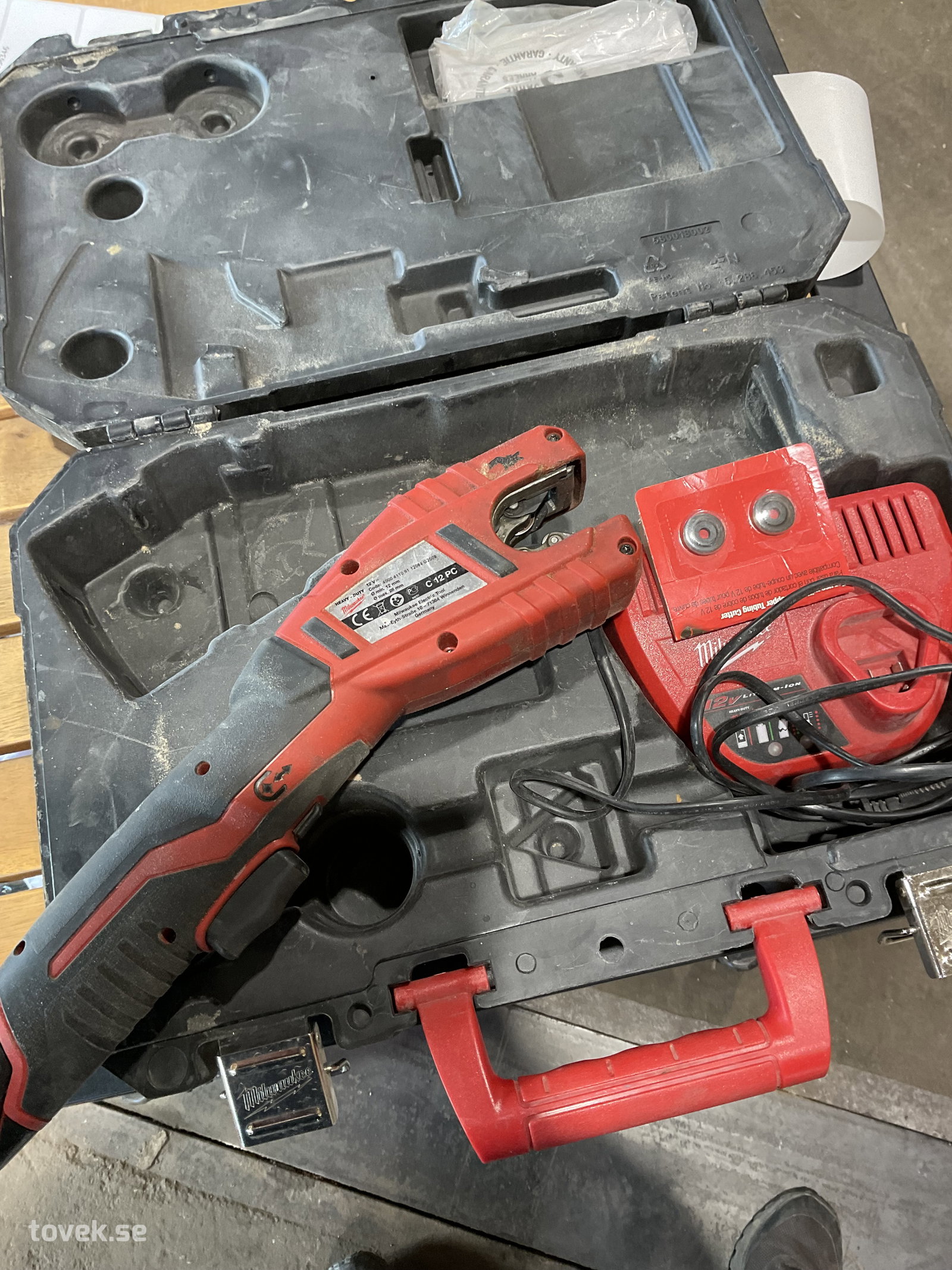 Rörkap Milwaukee C12 PC, inkl batteri & laddare på auktion i Tuna Hästberg, Idkerberget hos Toveks Auktioner