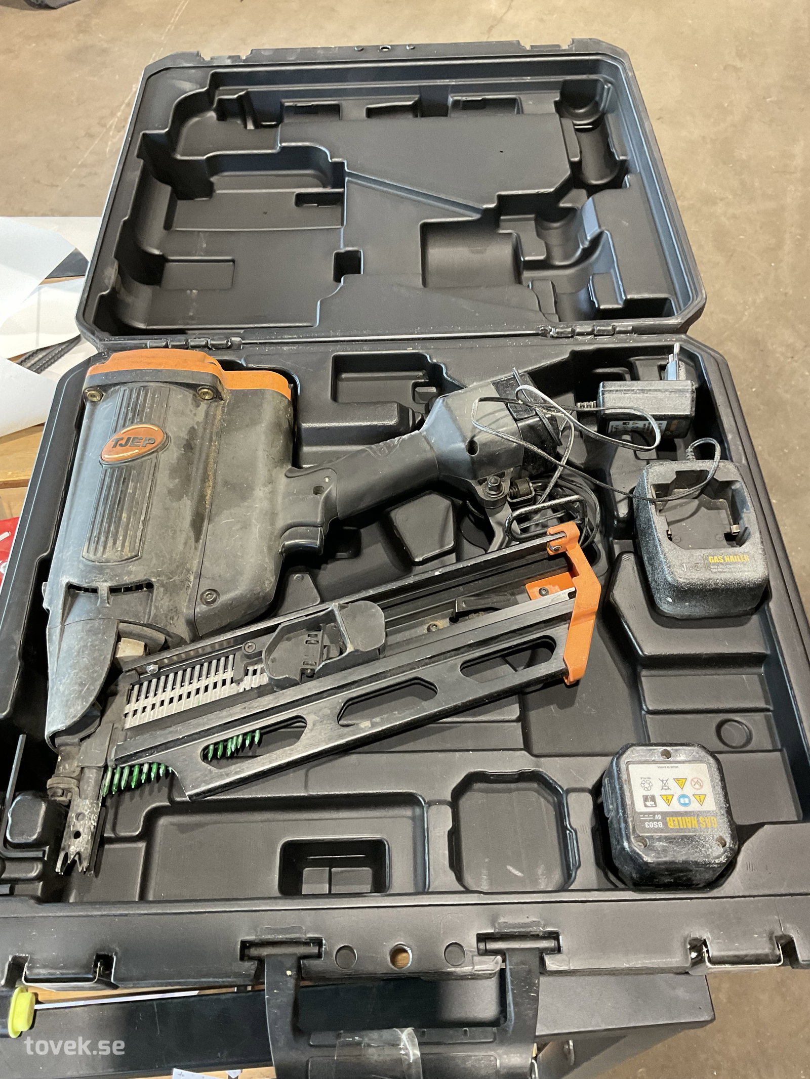 Spikpistol Tjep FH-21/90 gas, inkl batteri & laddare på auktion i Tuna Hästberg, Idkerberget hos Toveks Auktioner