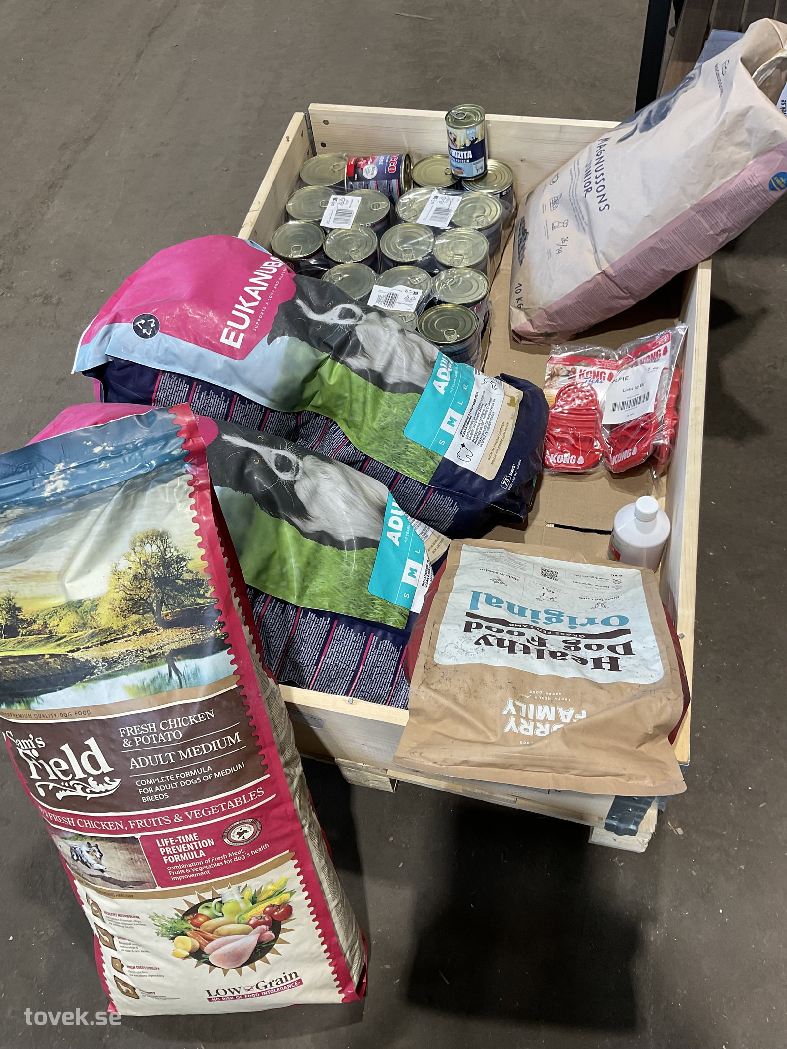 Diverse hundmat mm (ej pall & krage) på auktion i Tuna Hästberg, Idkerberget hos Toveks Auktioner