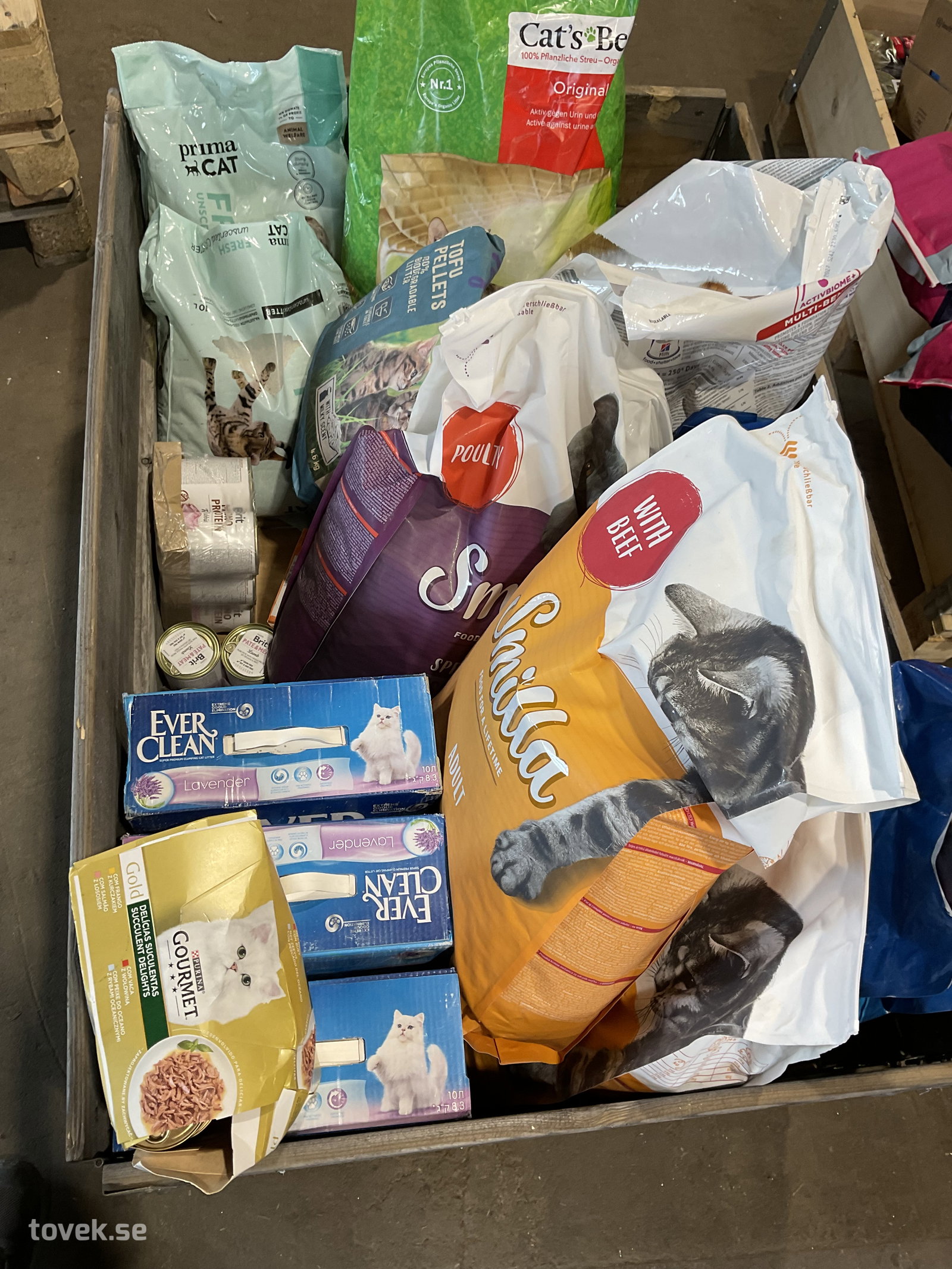 Diverse kattmat mm (ej pall & krage) på auktion i Tuna Hästberg, Idkerberget hos Toveks Auktioner
