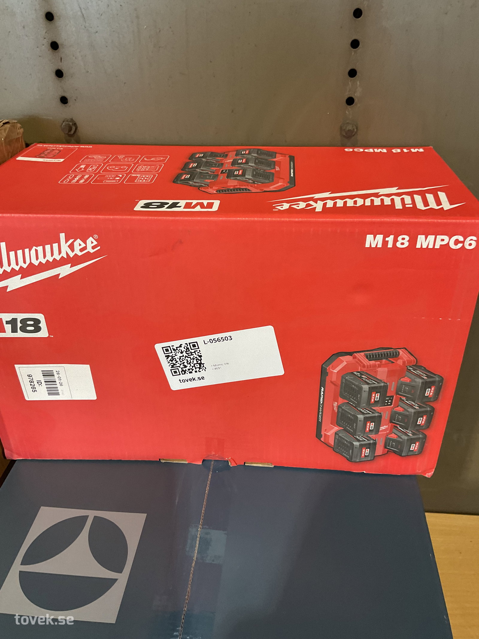 Laddare Milwaukee på auktion i Tuna Hästberg, Idkerberget hos Toveks Auktioner