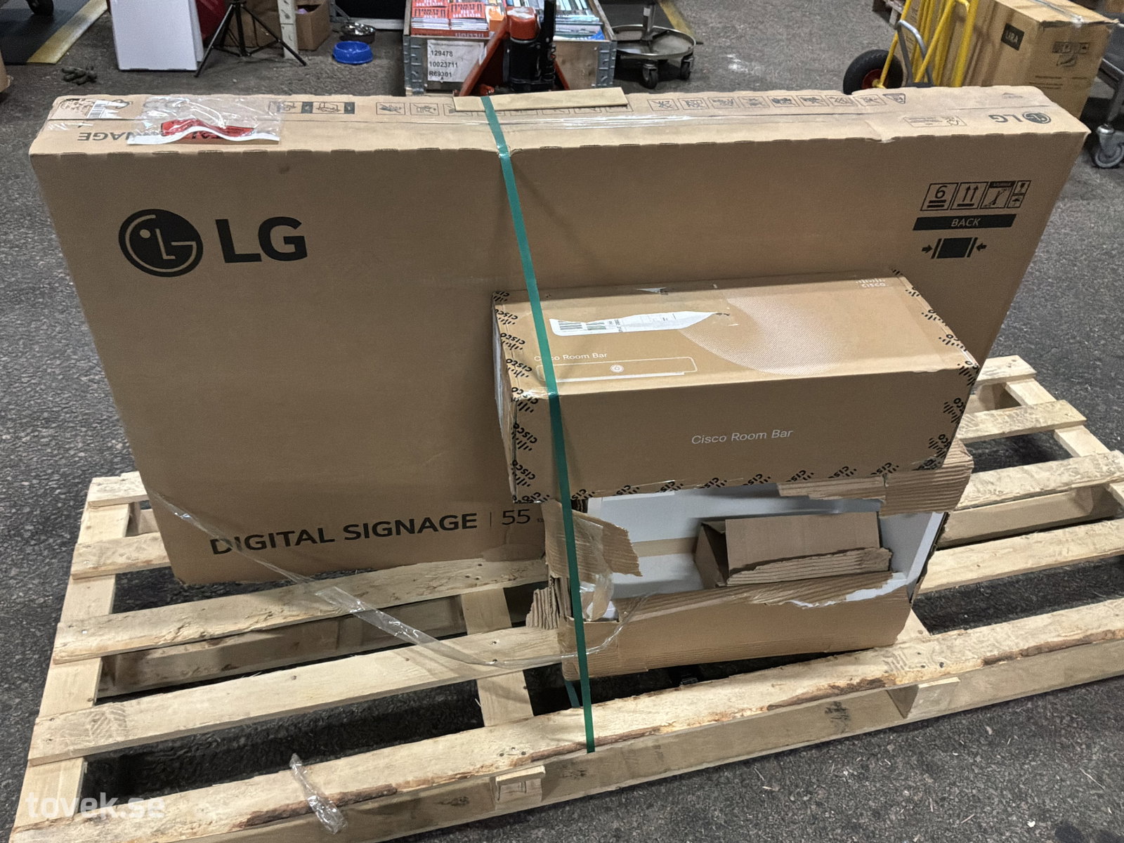 Tv, videokonferenssystem, hylla, LG 55UM5N-H, Cisco webex room bar på auktion i Ätran hos Toveks Auktioner