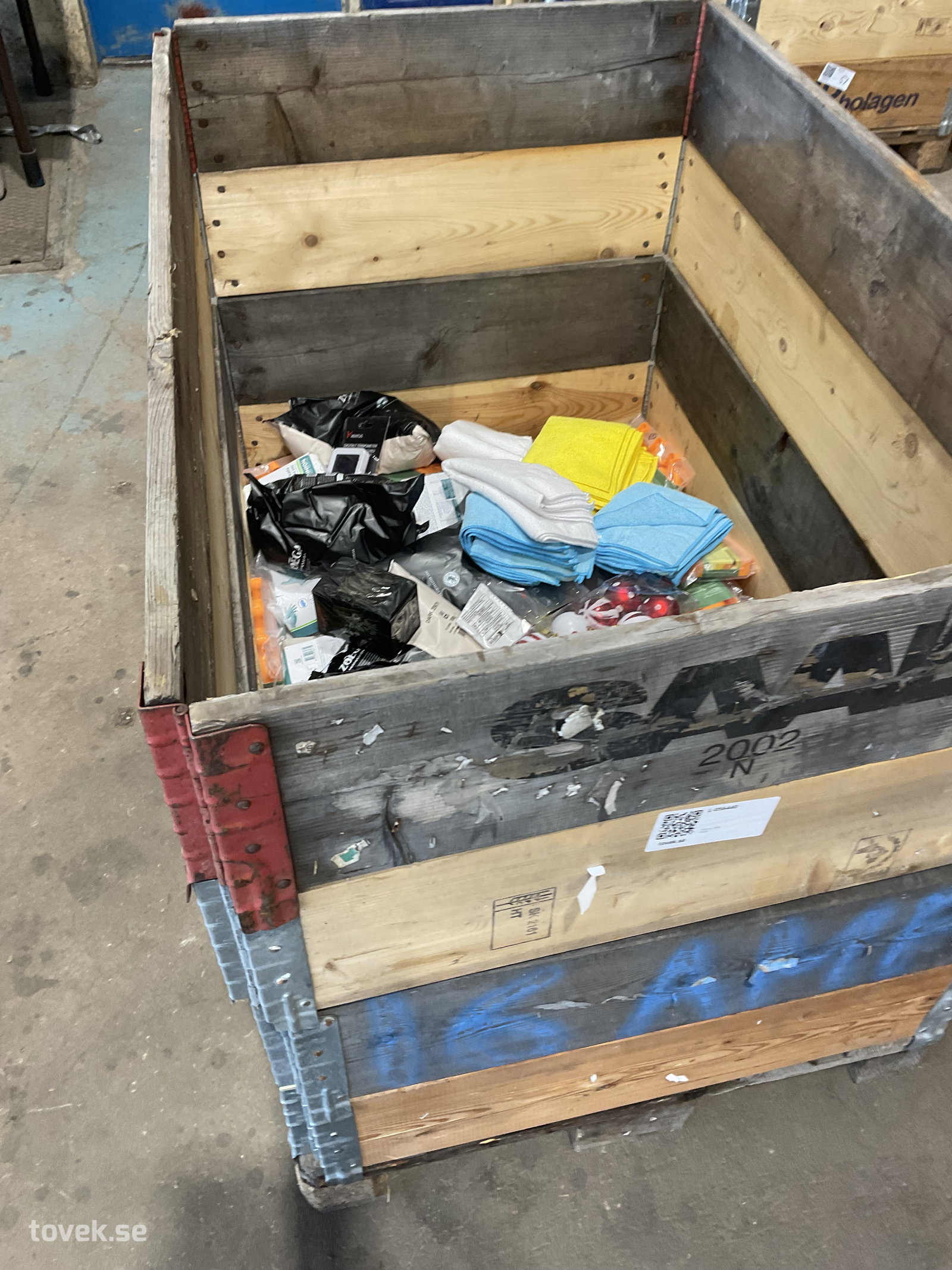 Fyndlåda - osorterat från logistikföretag på auktion i Tuna Hästberg, Idkerberget hos Toveks Auktioner