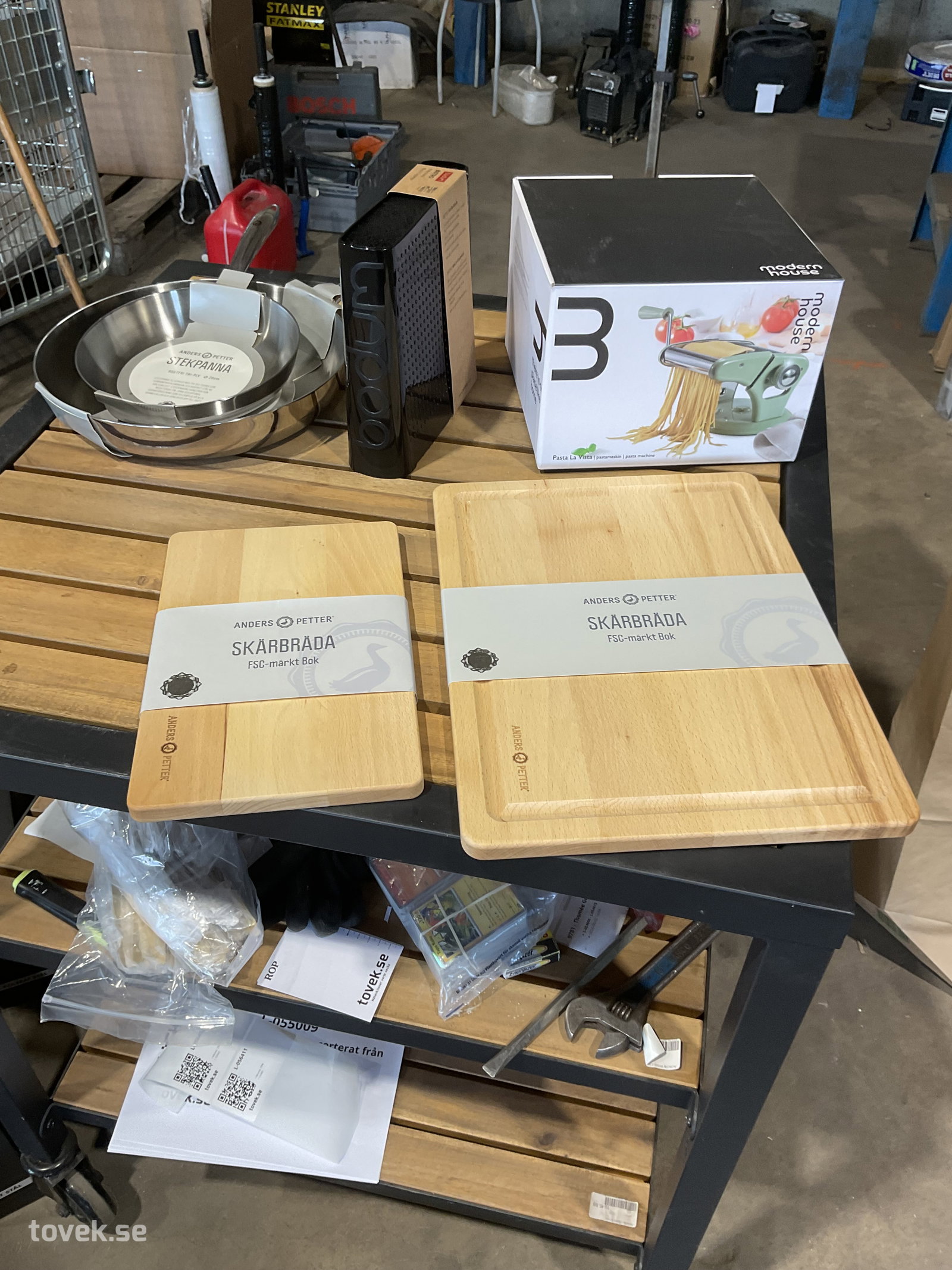 Paket med diverse kökstillbehör på auktion i Tuna Hästberg, Idkerberget hos Toveks Auktioner