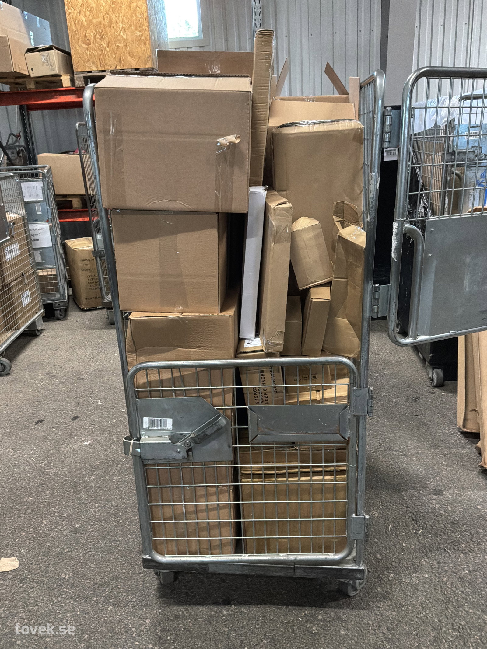 Fyndpall osorterat från logistikföretag på auktion i Ätran hos Toveks Auktioner