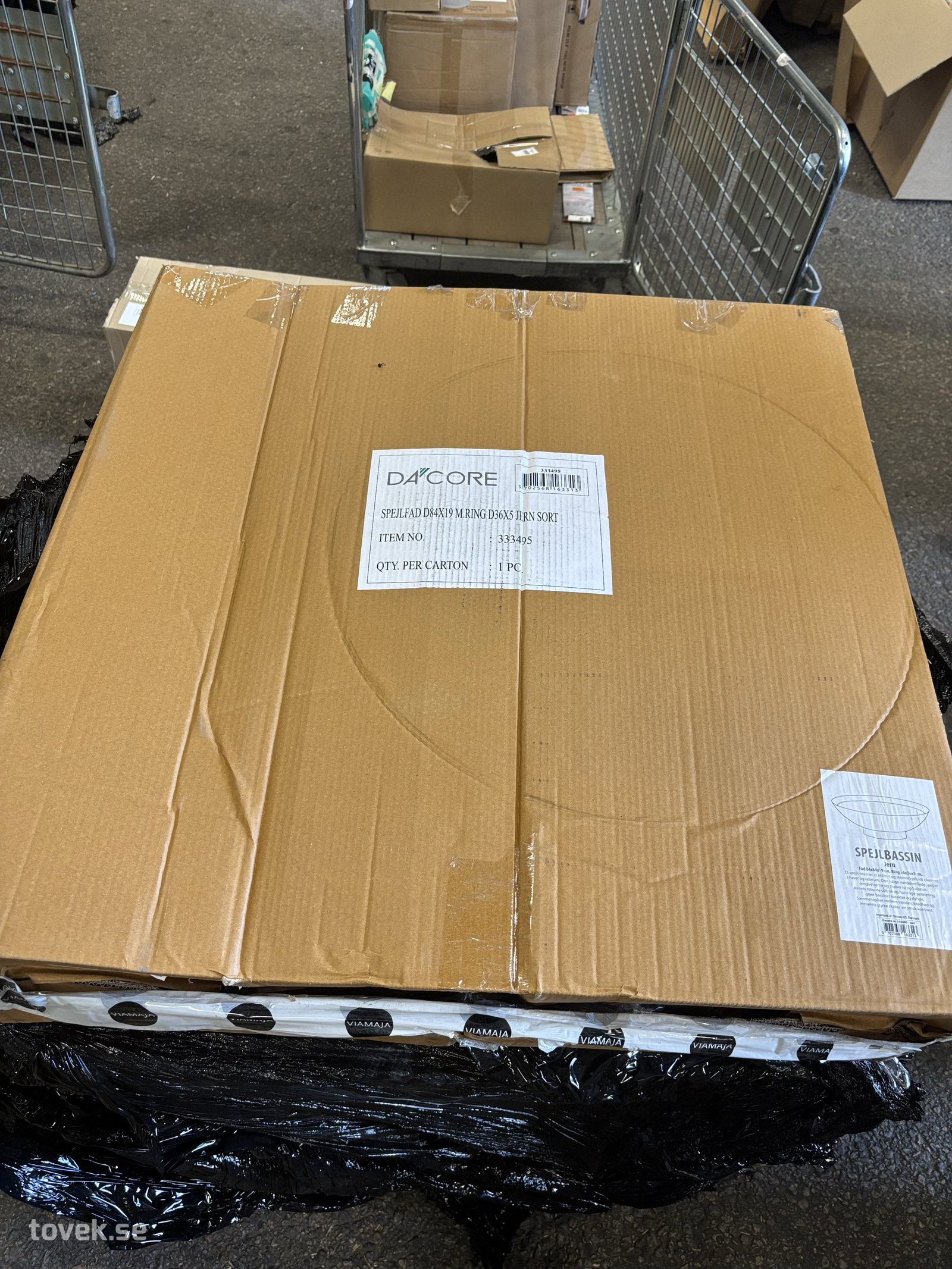 Spegelbassäng Dacore84x84x19cm bruten förpackning, okänt skick på auktion i Ätran hos Toveks Auktioner