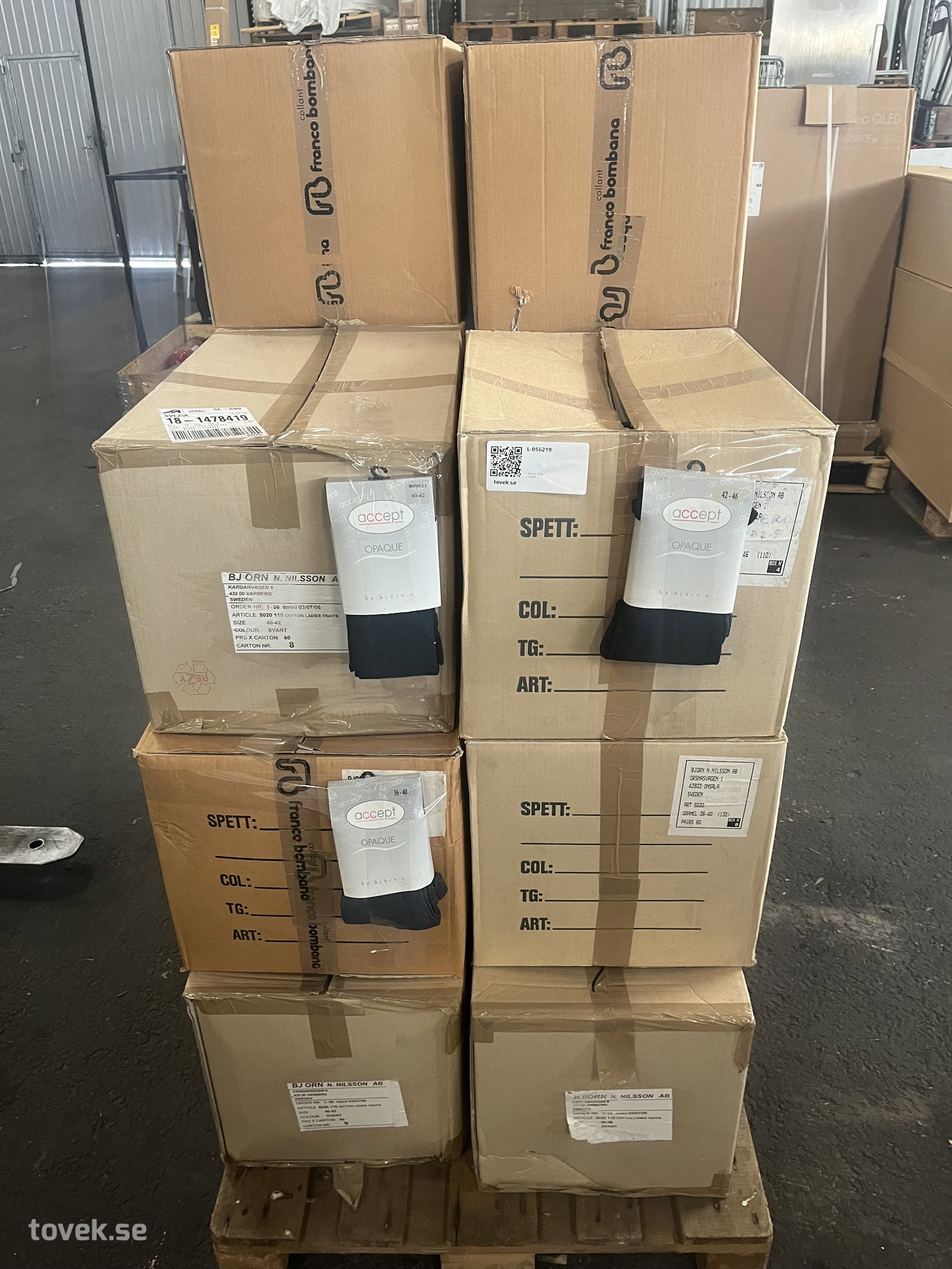 Sockor ca 960 par, sockställ 4st på auktion i Ätran hos Toveks Auktioner