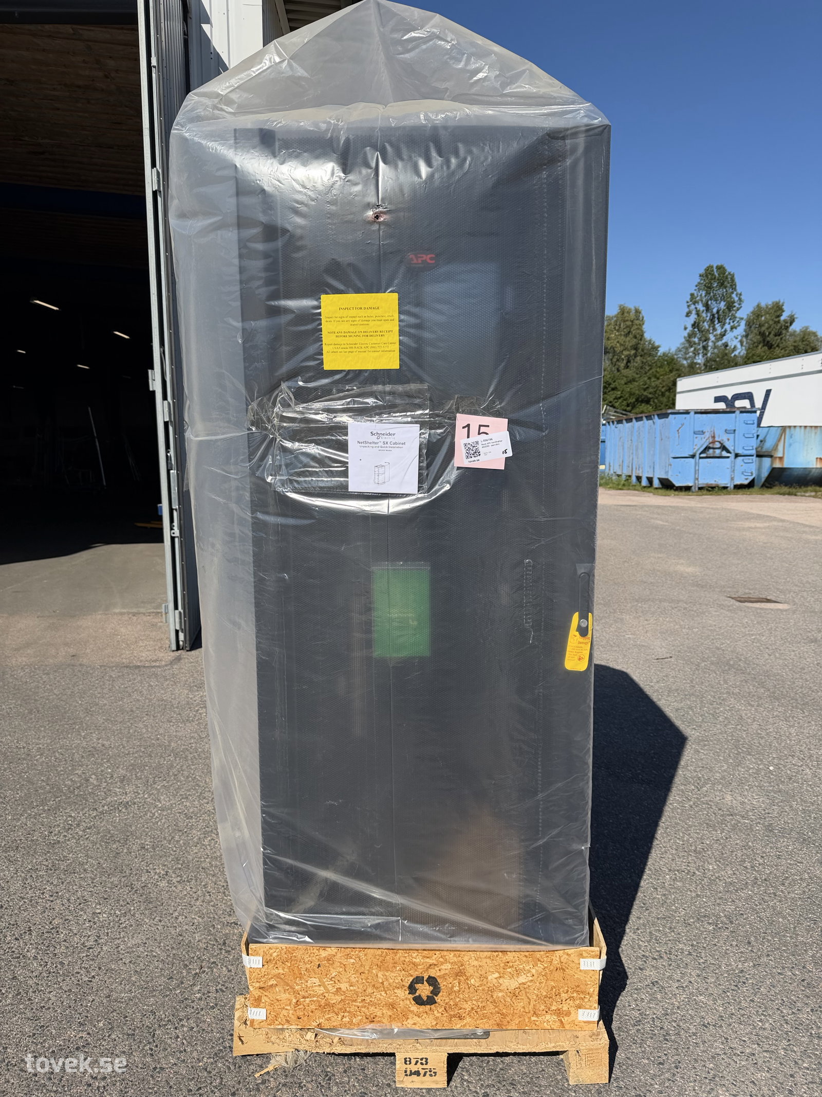 Rack APC NetShelter AR3350 - oanvänt på auktion i Ätran hos Toveks Auktioner