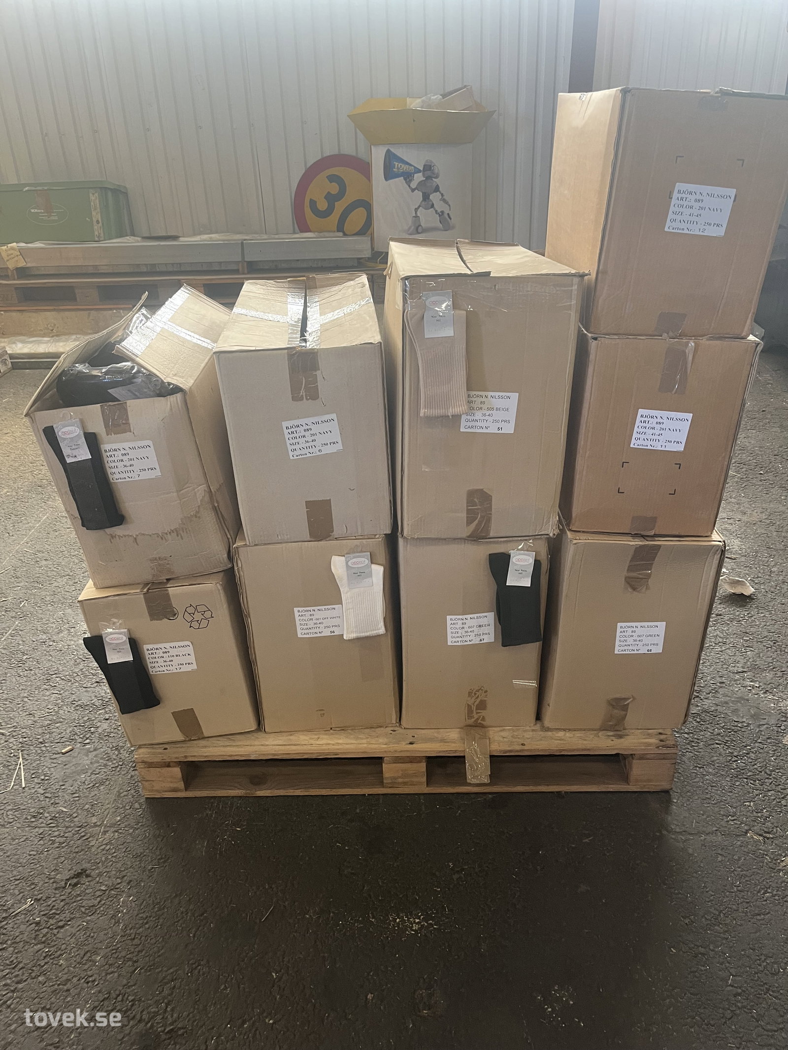 Sockor ca 2000 par, sockställ 4st på auktion i Ätran hos Toveks Auktioner