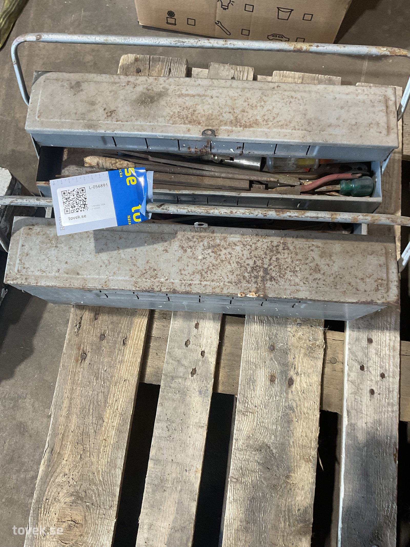 Verktygslåda med innehåll på auktion i Tuna Hästberg, Idkerberget hos Toveks Auktioner