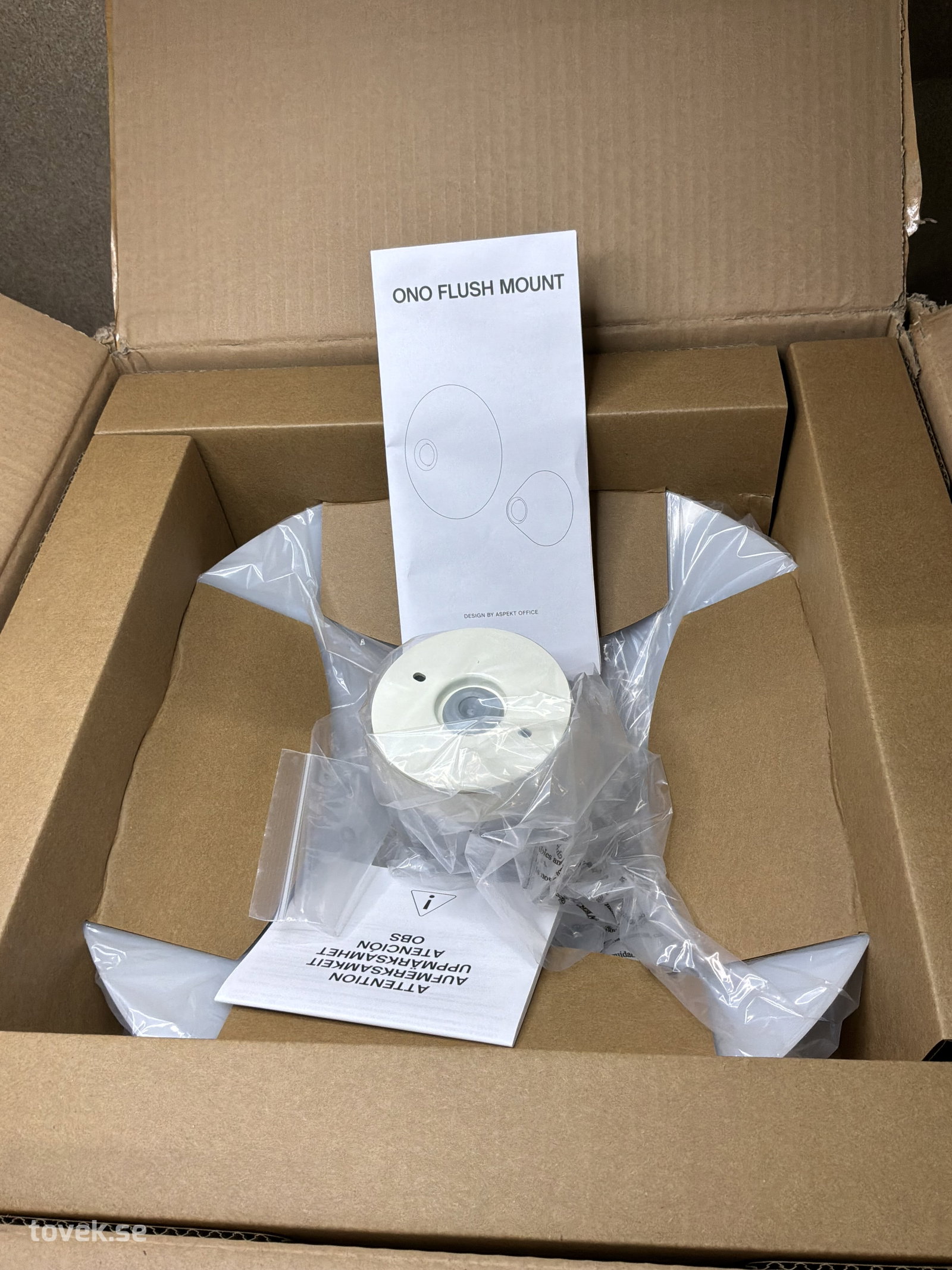 Vägglampa, Hay, Ono flush mount 350, bruten förpackning på auktion i Ätran hos Toveks Auktioner