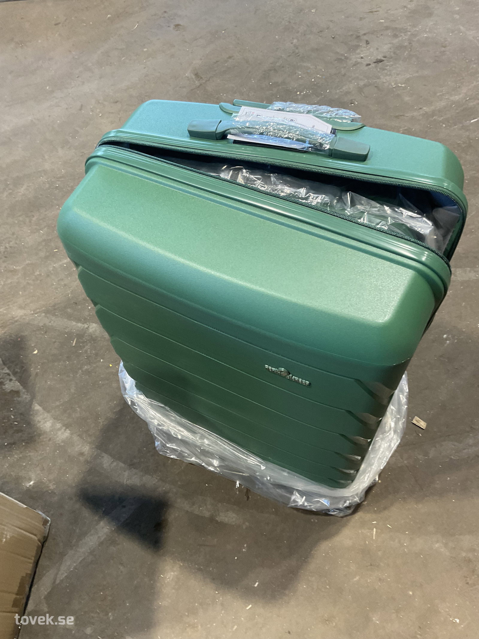 Resväskor gröna 3-pack, märke: North Pioneer (art.nr 7110161) på auktion i Tuna Hästberg, Idkerberget hos Toveks Auktioner