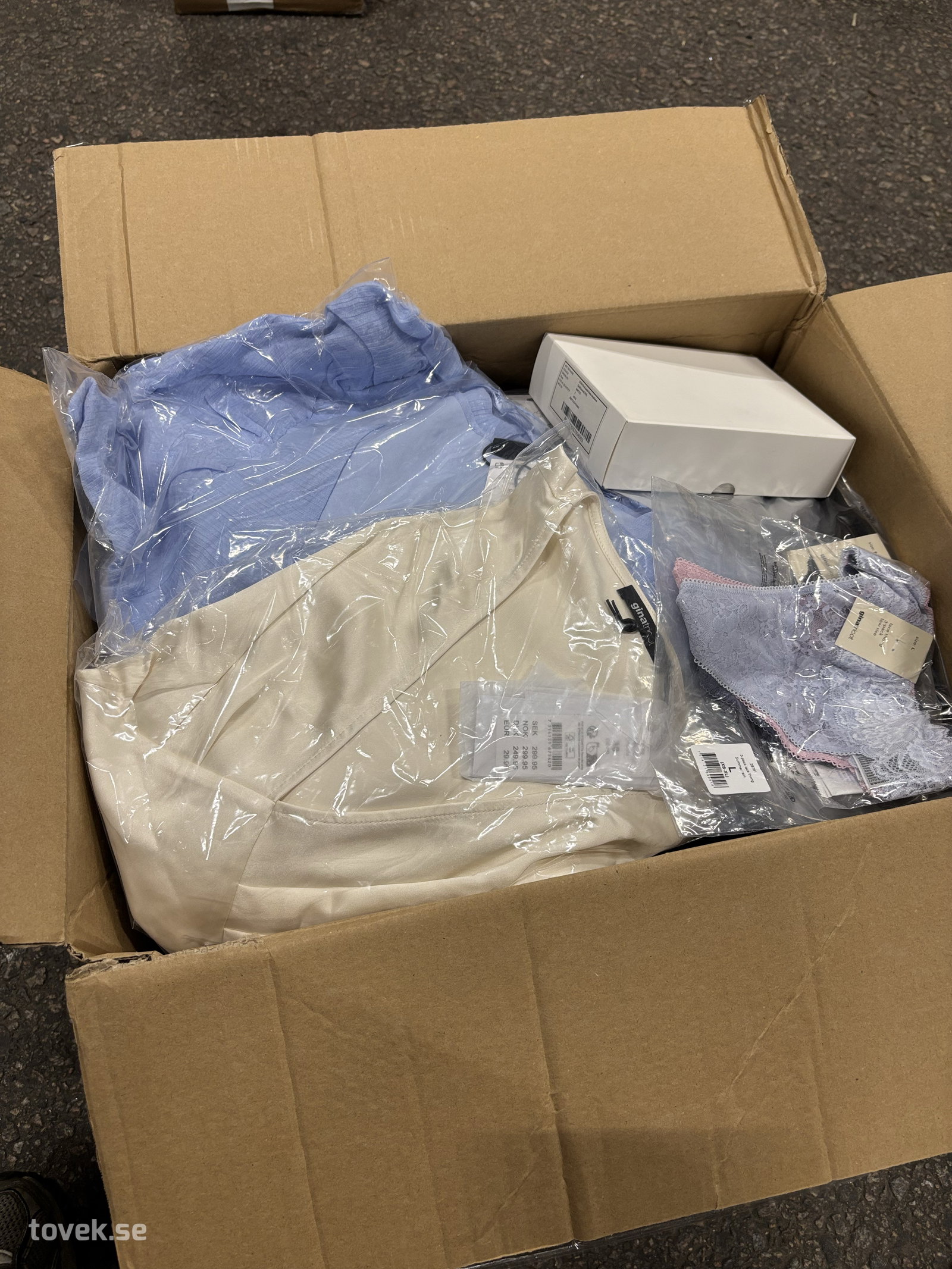 Kläder, underkläder och accessoarer, Gina Tricot på auktion i Ätran hos Toveks Auktioner