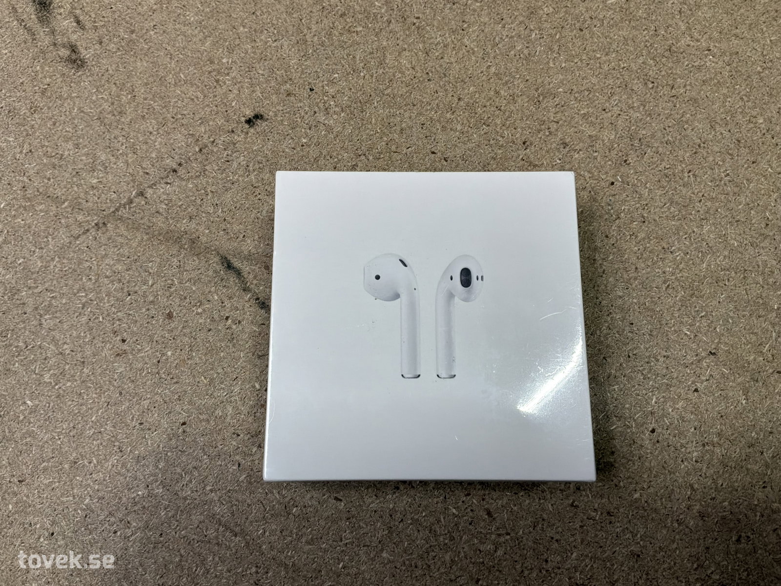 AirPods på auktion i Ätran hos Toveks Auktioner