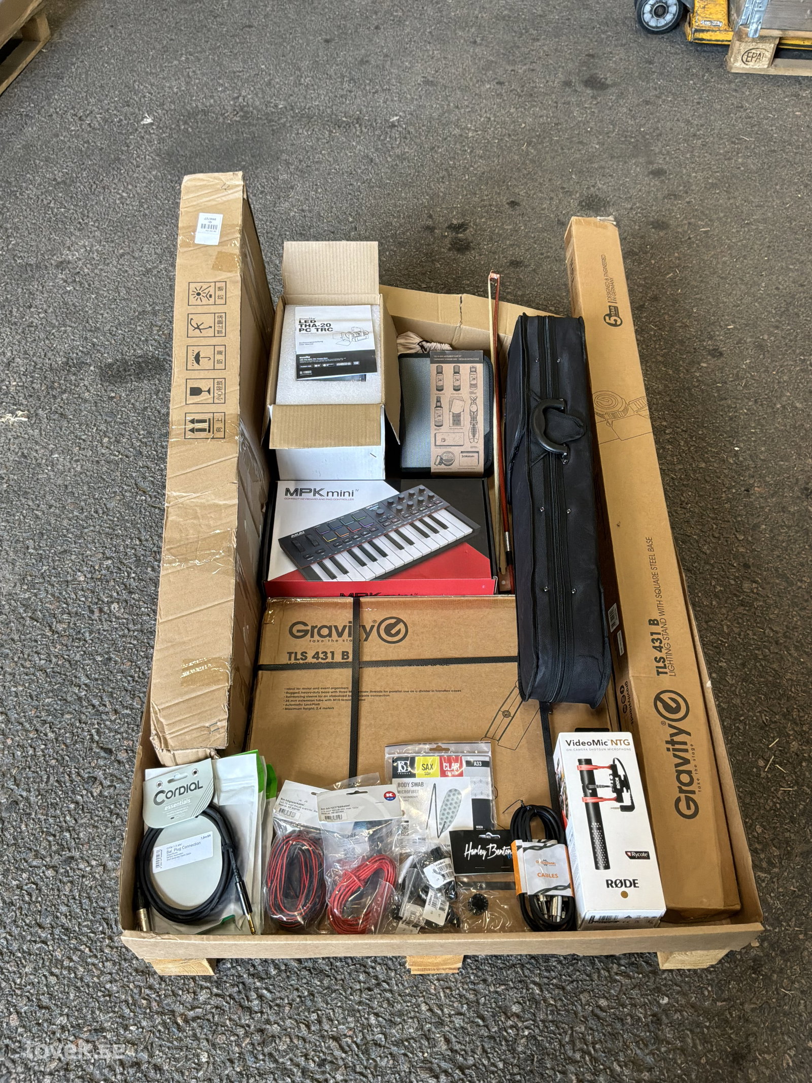 Musiktillbehör, gitarr, mini keyboard, m.m. på auktion i Ätran hos Toveks Auktioner