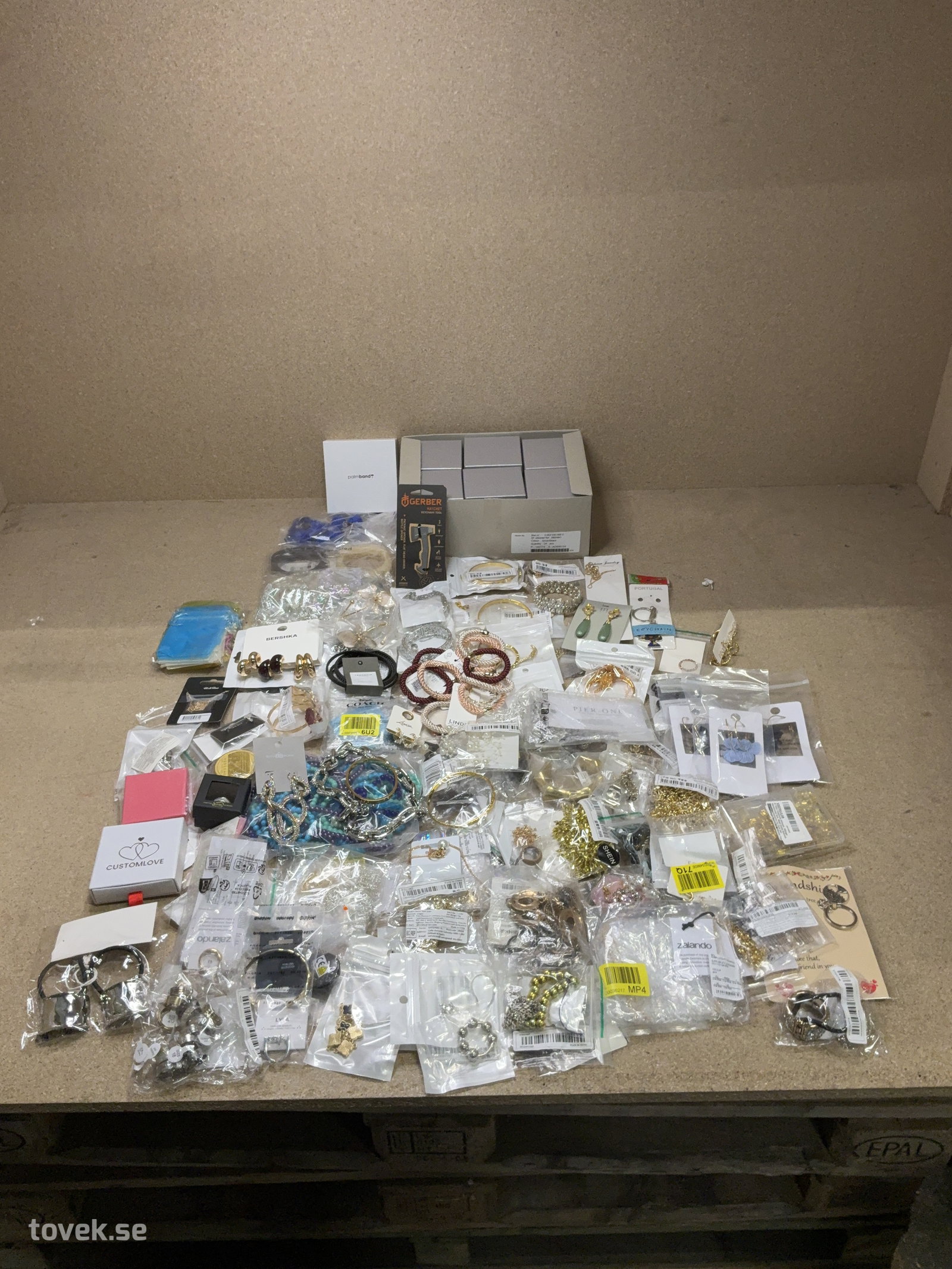 Ringar, halsband, tomma askar, m.m på auktion i Ätran hos Toveks Auktioner