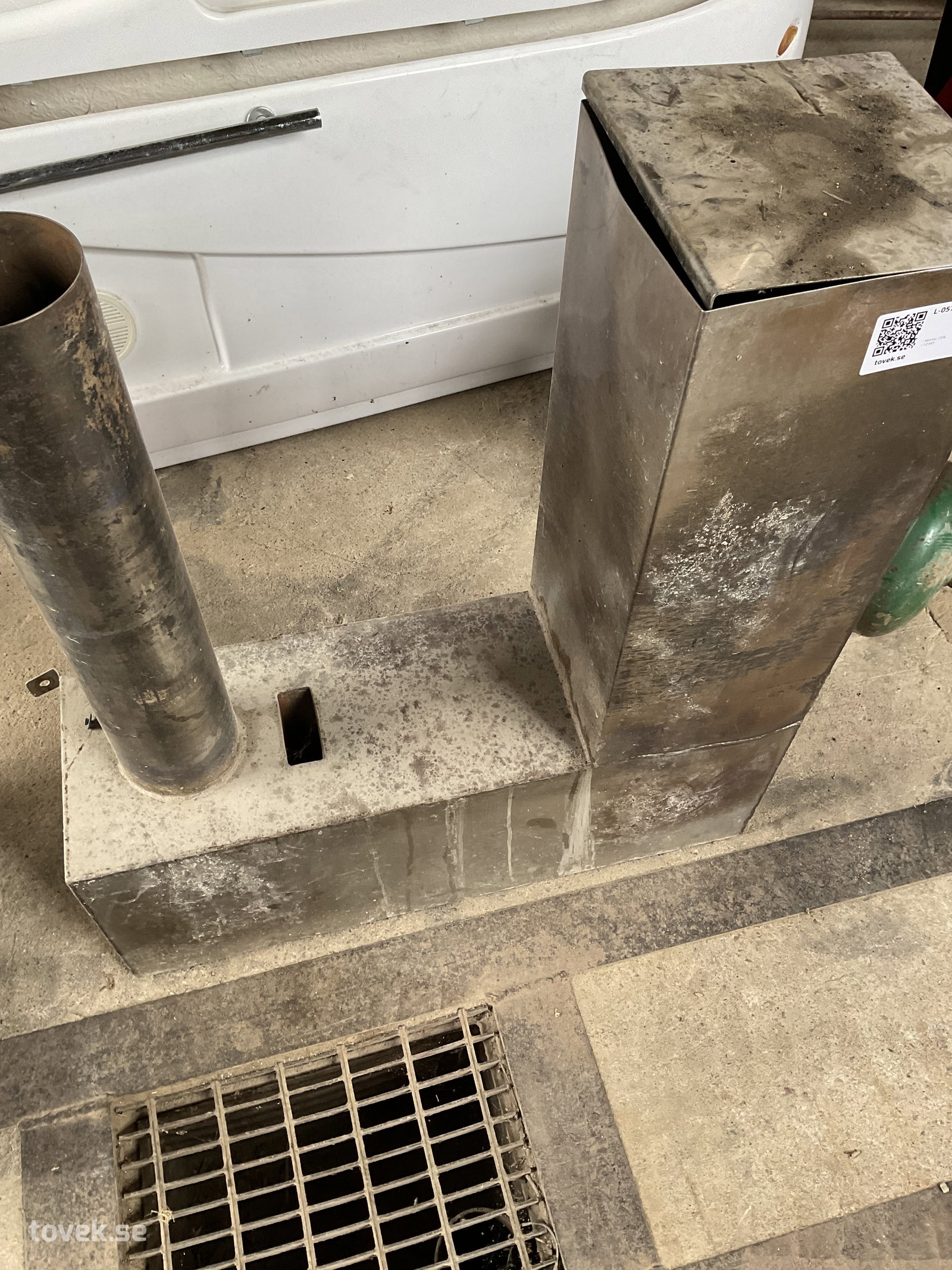 Kamin för badtunna på auktion i Tuna Hästberg, Idkerberget hos Toveks Auktioner