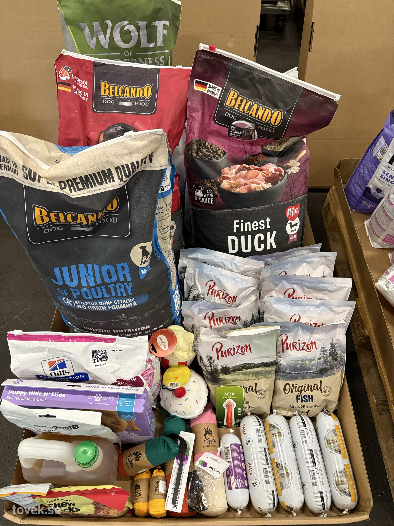 Hundmat, färskfoder, stimulansleksak, mm på auktion i Ätran hos Toveks Auktioner