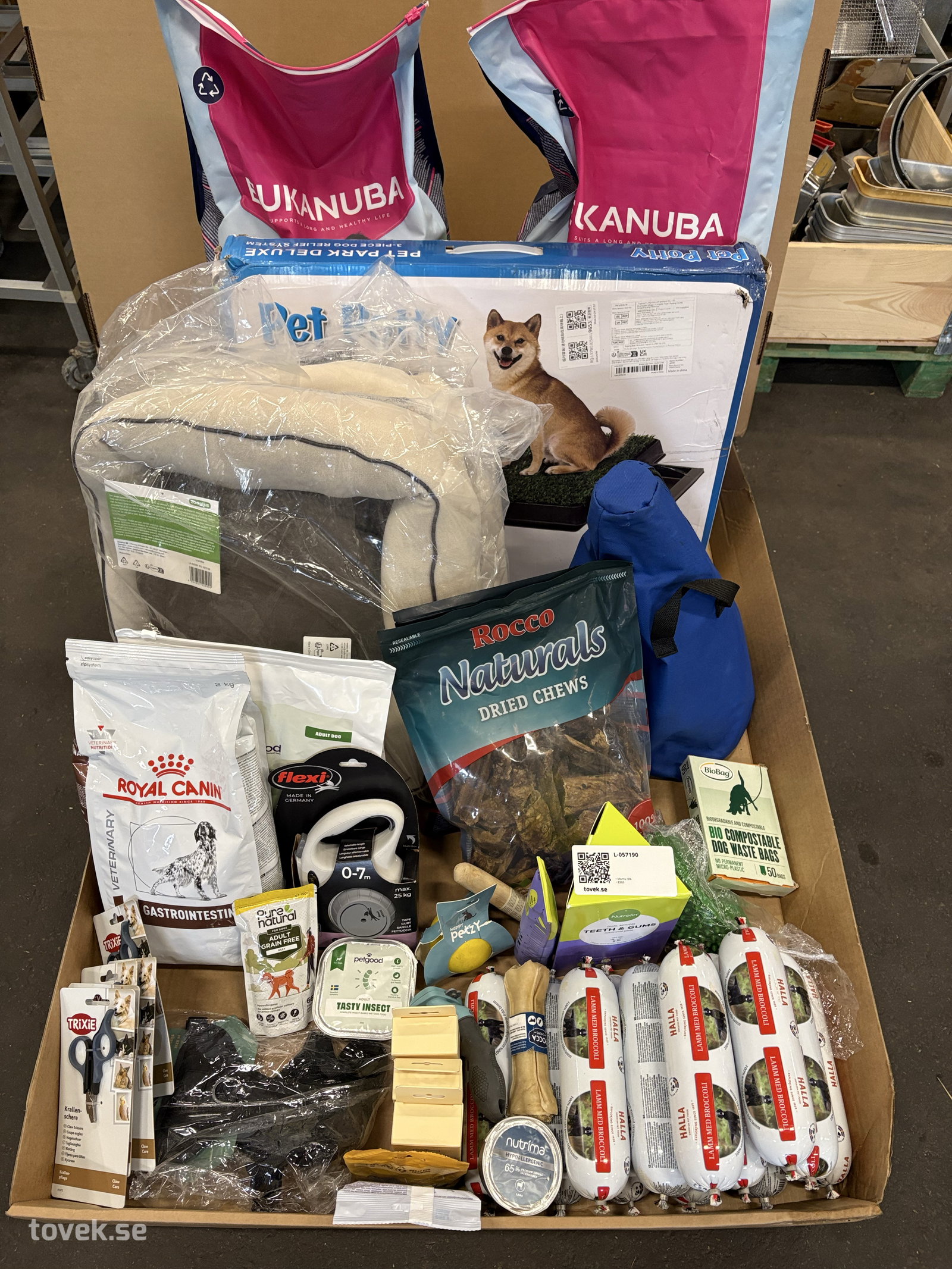 Hundmat, färskfoder, hundplädar, tillbehör på auktion i Ätran hos Toveks Auktioner