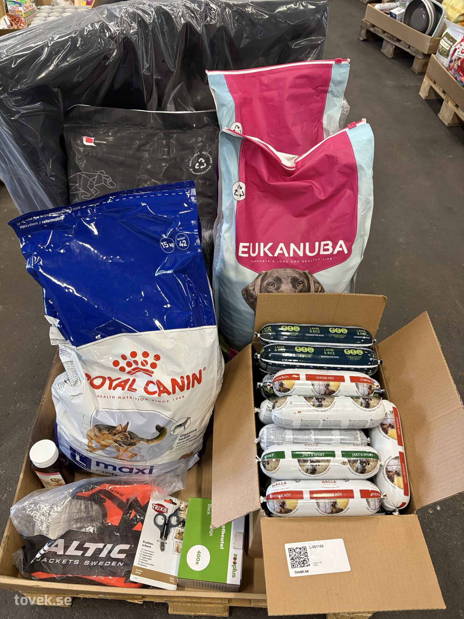 Hundmat, färskfoder, hundbäddar, sele, mm på auktion i Ätran hos Toveks Auktioner