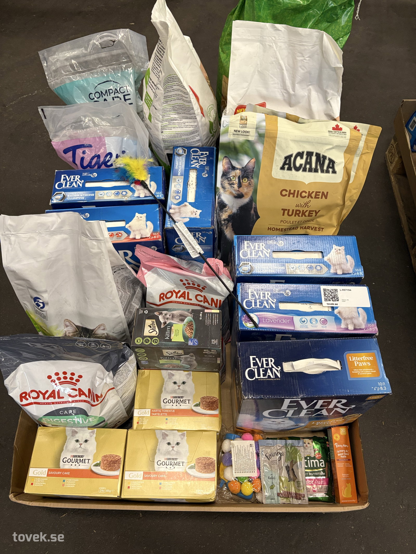 Kattmat, kattsand, mm på auktion i Ätran hos Toveks Auktioner